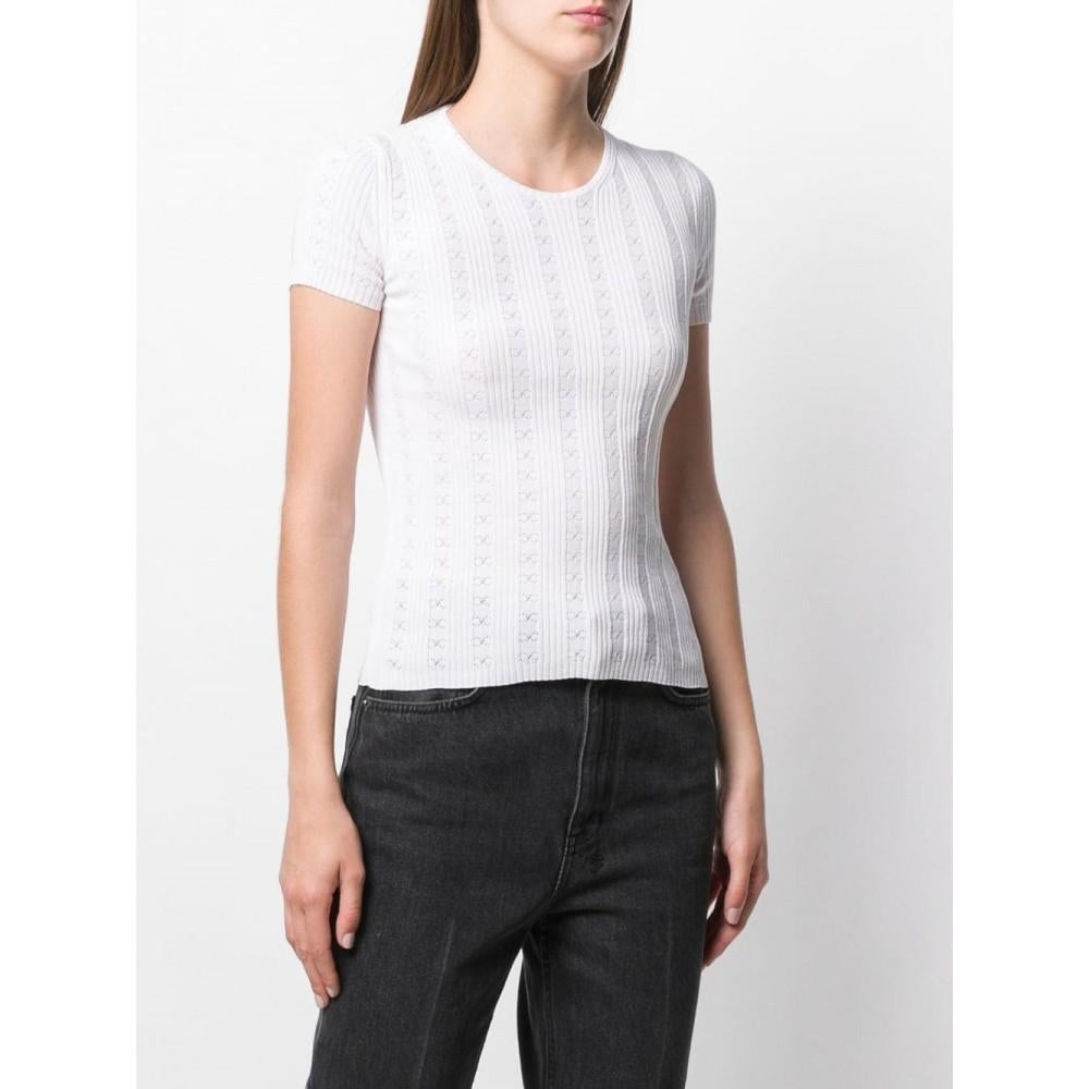 Chanel short-sleeved white cotton top, featuring a crew neck, ribbed design and openwork logos. Tight fit.
Year: 2005

Made in Italy

Size: 36 FR



Linear measures:

Height: 56 cm
Bust: 34 cm
Shoulders: 32 cm 
Sleeves: 17 cm