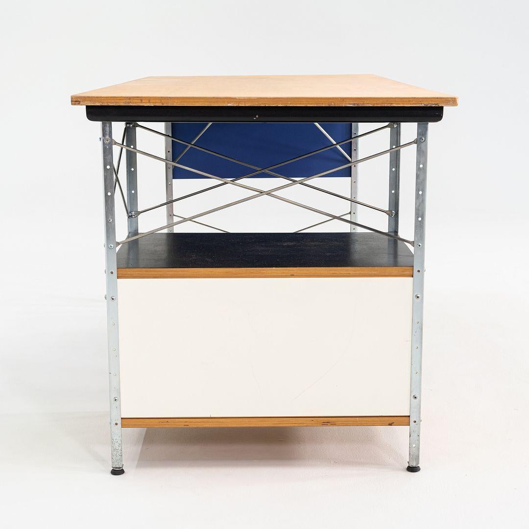Il s'agit d'un EDU21, conçu à l'origine par Ray et Charles Eames pour Herman Miller en 1950. Cet exemplaire a été produit dans les années 2000. Le bureau est composé d'un cadre en acier et d'un plateau en bouleau, et comporte un tiroir en façade.