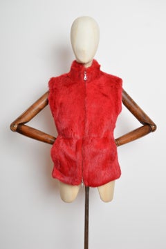 2000's Cherry Red Cacharel Kaninchenfell Zip Down Gilet - Ärmellose Jacke