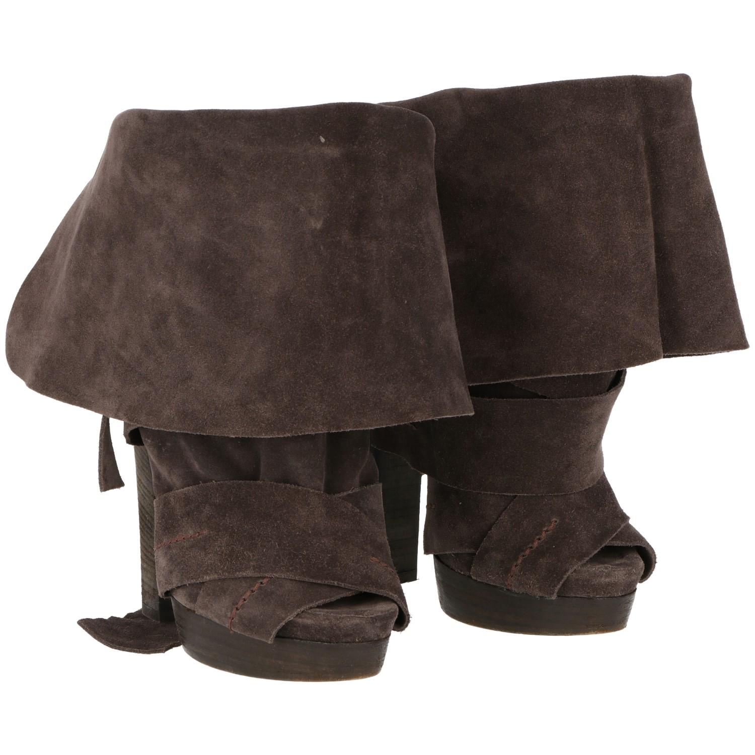 Made in Italy

Years: 2000
The stylish gray open toe boots  by Chloé are in soft suede leather and with vertiginous wood 13.5 cm heels. 
Size: 37 EU

Heel: 13.5 cm
Length insole: 23 cm
Length leg: 20 cm
Width leg: 21 cm