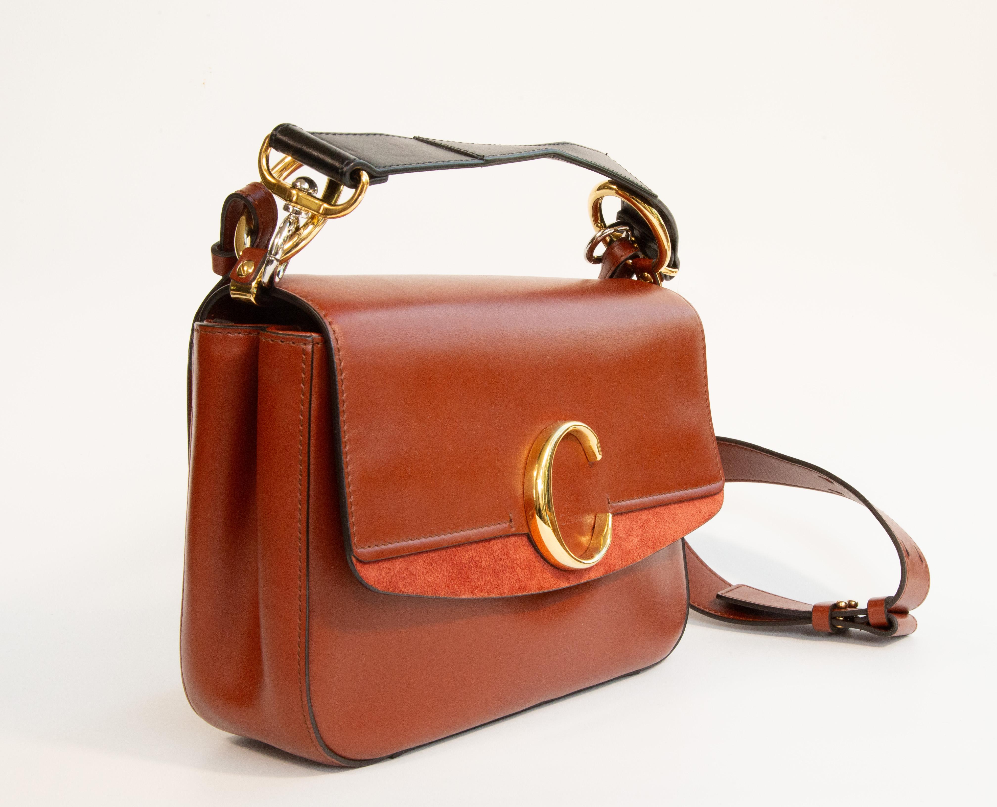 Chloe Cabrio-Tasche Medium aus sepia-braunem Leder mit gold- und silberfarbener Hardware. Die Tasche kann als Henkeltasche oder mit dem Schulterriemen als Umhängetasche getragen werden. Der obere Griff ist aus schwarzem Leder und der Schulterriemen