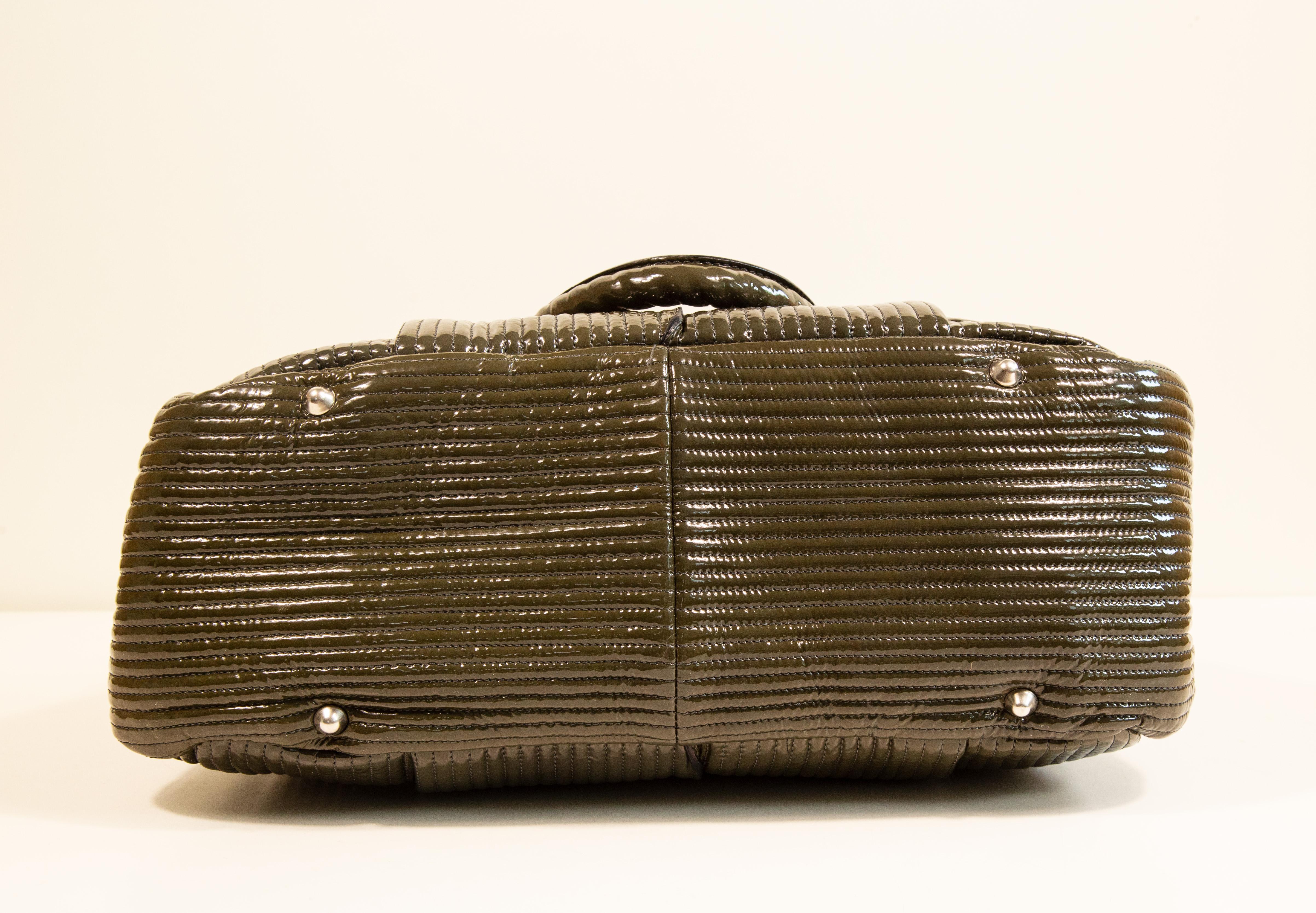 2000s Chloe Heloise Shoulder Bag in Green Patent Leather In Good Condition For Sale In Arnhem, NL