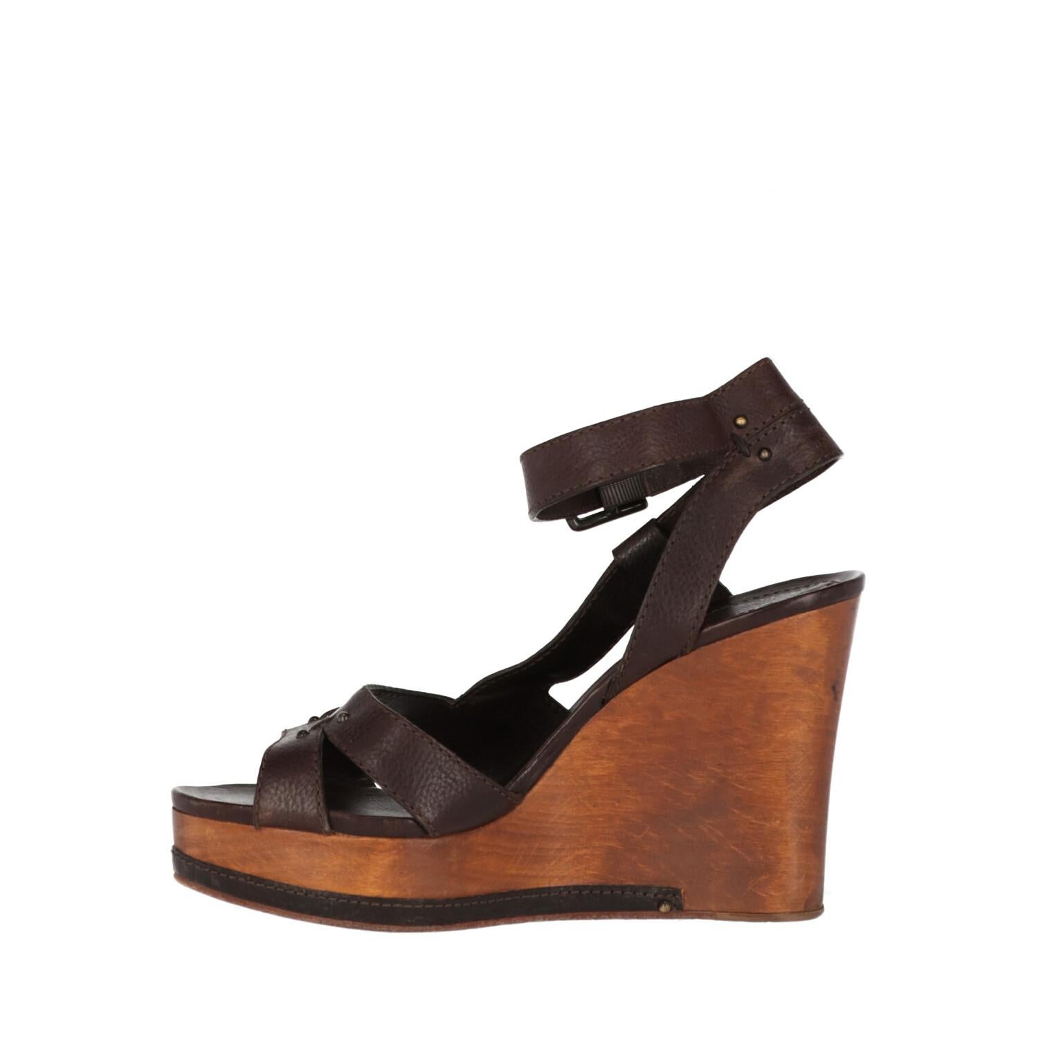 Chloé brown leather high sandals with metal ankle strap and wooden wedge.

The product has some signs of wear, as shown in the pictures.
Years: 2000s

Made in Italy

Size: 39 EU

Heel height: 10,5 cm
Insole: 25 cm