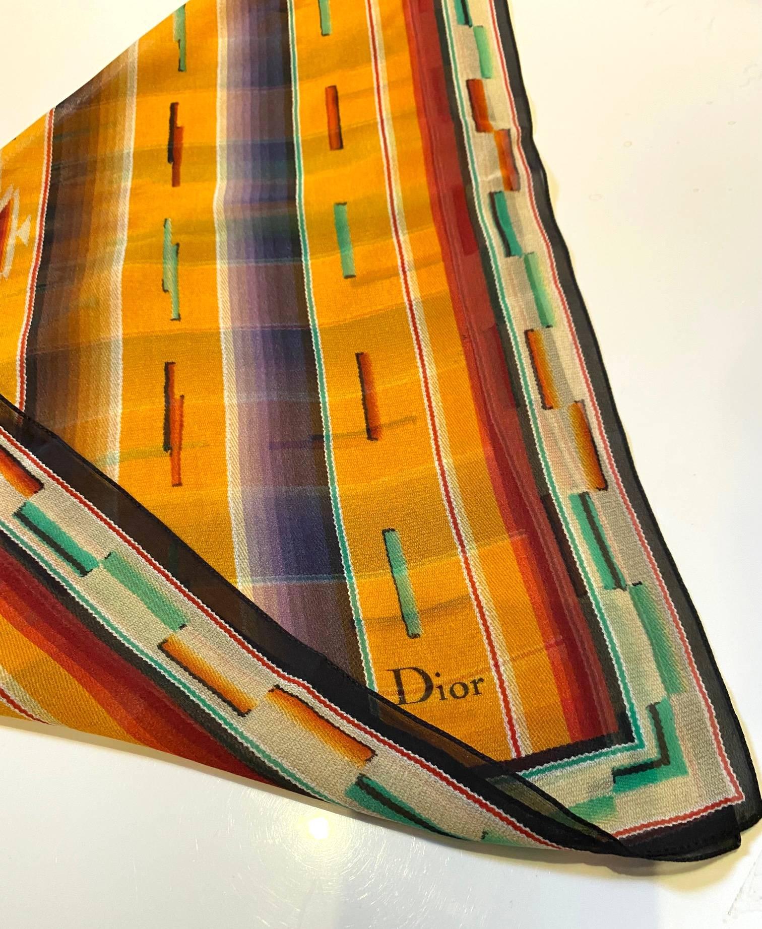 Dieser quadratische Schal von Christian Dior aus Seidencrêpe besticht durch seinen lebendigen Azteken-Print auf orangefarbenem Grund. Er besticht durch seinen scharfen, fesselnden Look. Mit Liebe in Italien hergestellt.

Zustand: 2000er Jahre, sehr