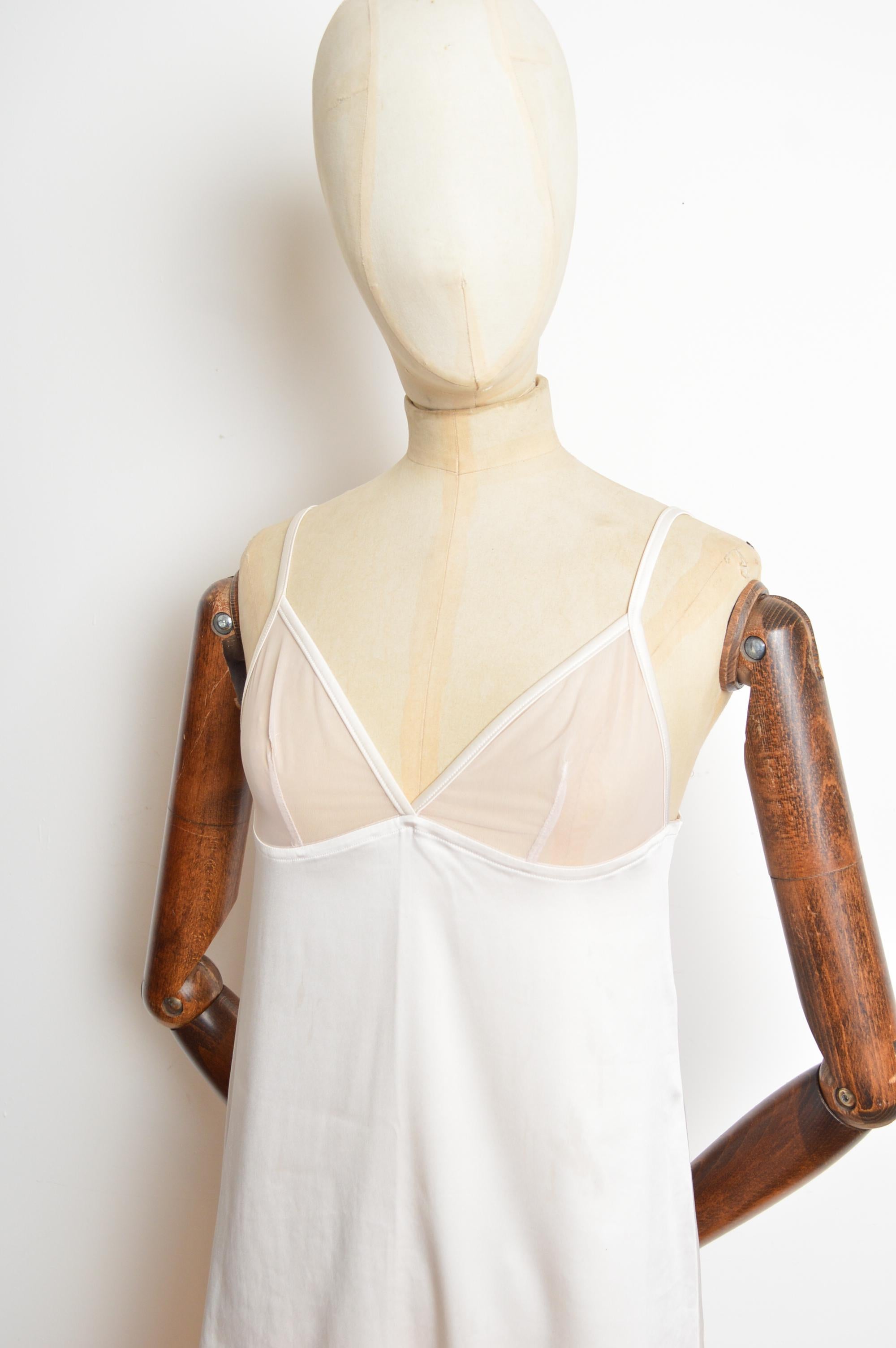 Vestido de tirantes con perlas transparentes en crema, Christian Dior by John Galliano, 2000 en venta 3