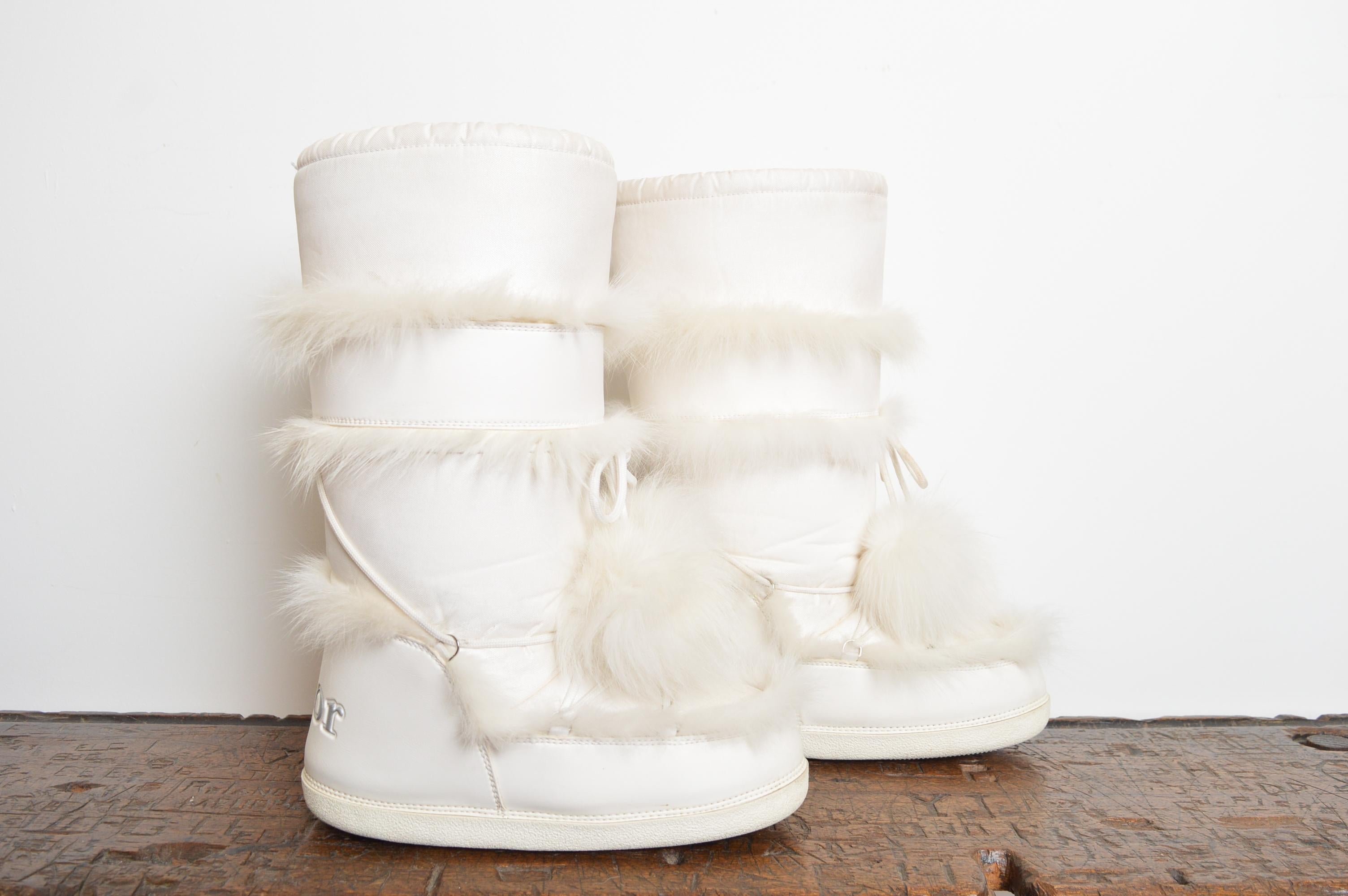 Fabulous Vintage 2000's Christian Dior von John Galliano, Weiß Pelz getrimmt Ski Snow Boots.
Extrem ikonische Aprés-Ski-Kleidung.
Gesamthöhe; 15