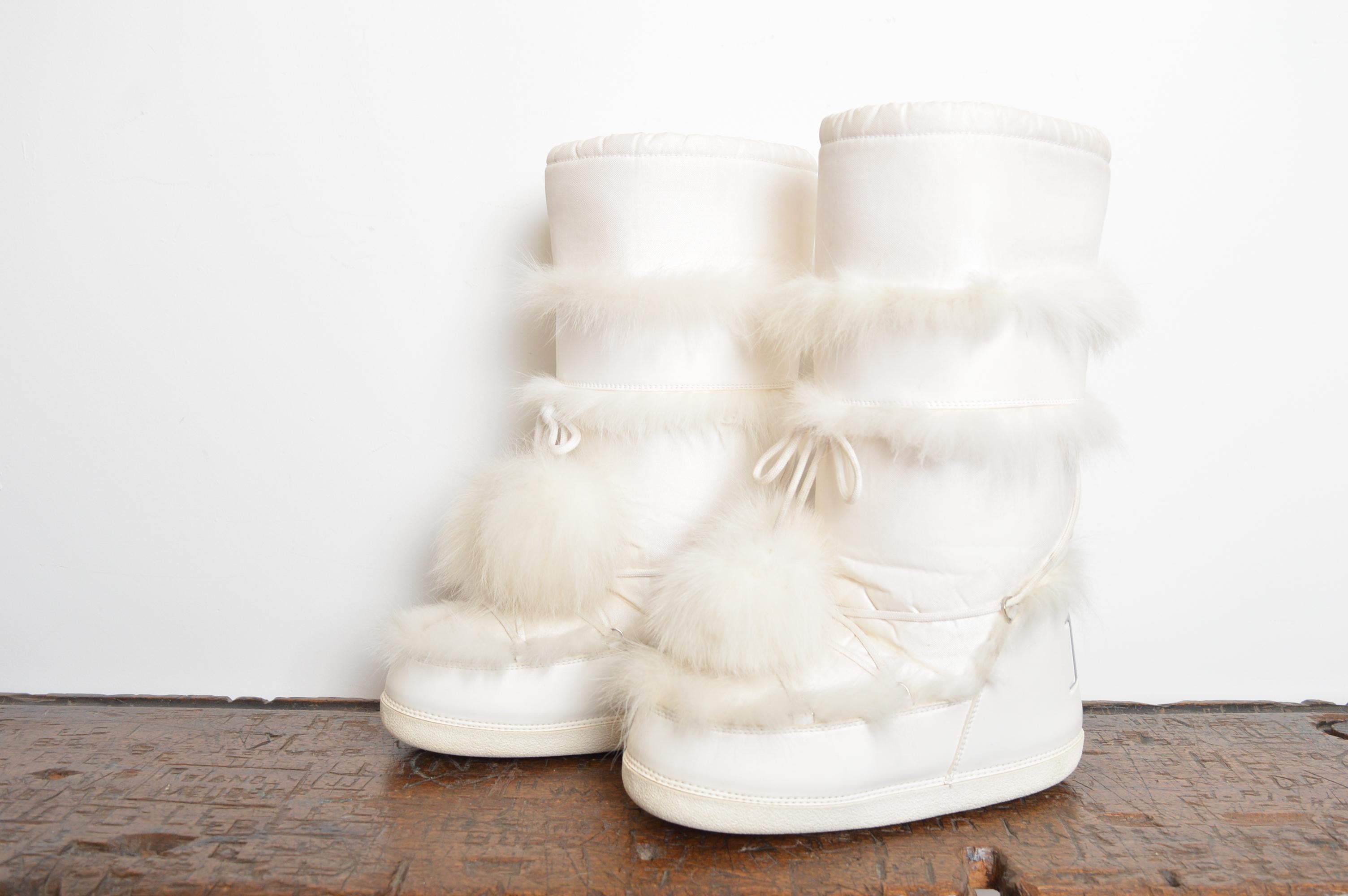 2000's Christian Dior by John Galliano Weiße Pelz-Schneestiefel EU 41-43 für Damen oder Herren im Angebot