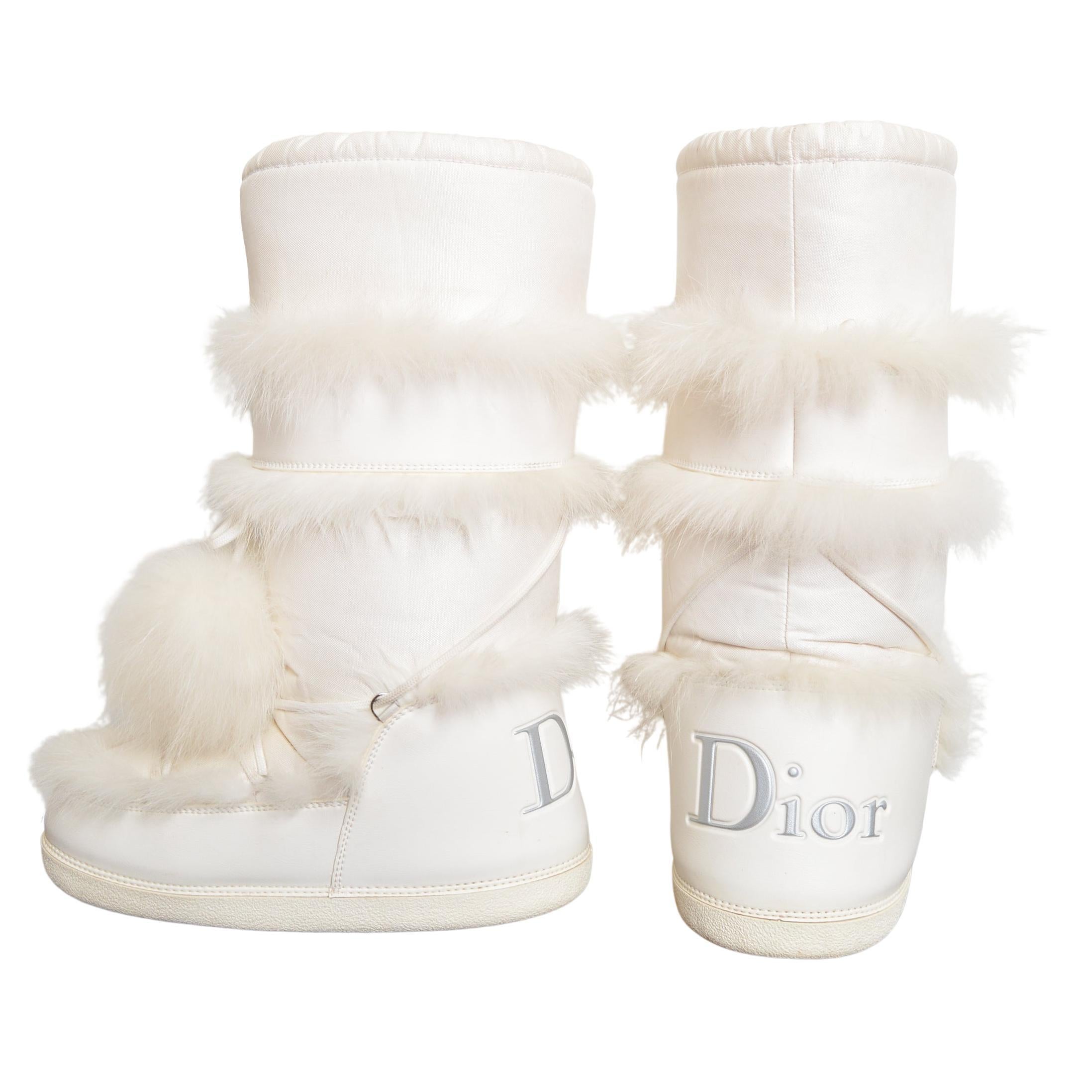 2000
s Christian Dior by John Galliano Weiße Pelz-Schneestiefel EU 41-43 im Angebot