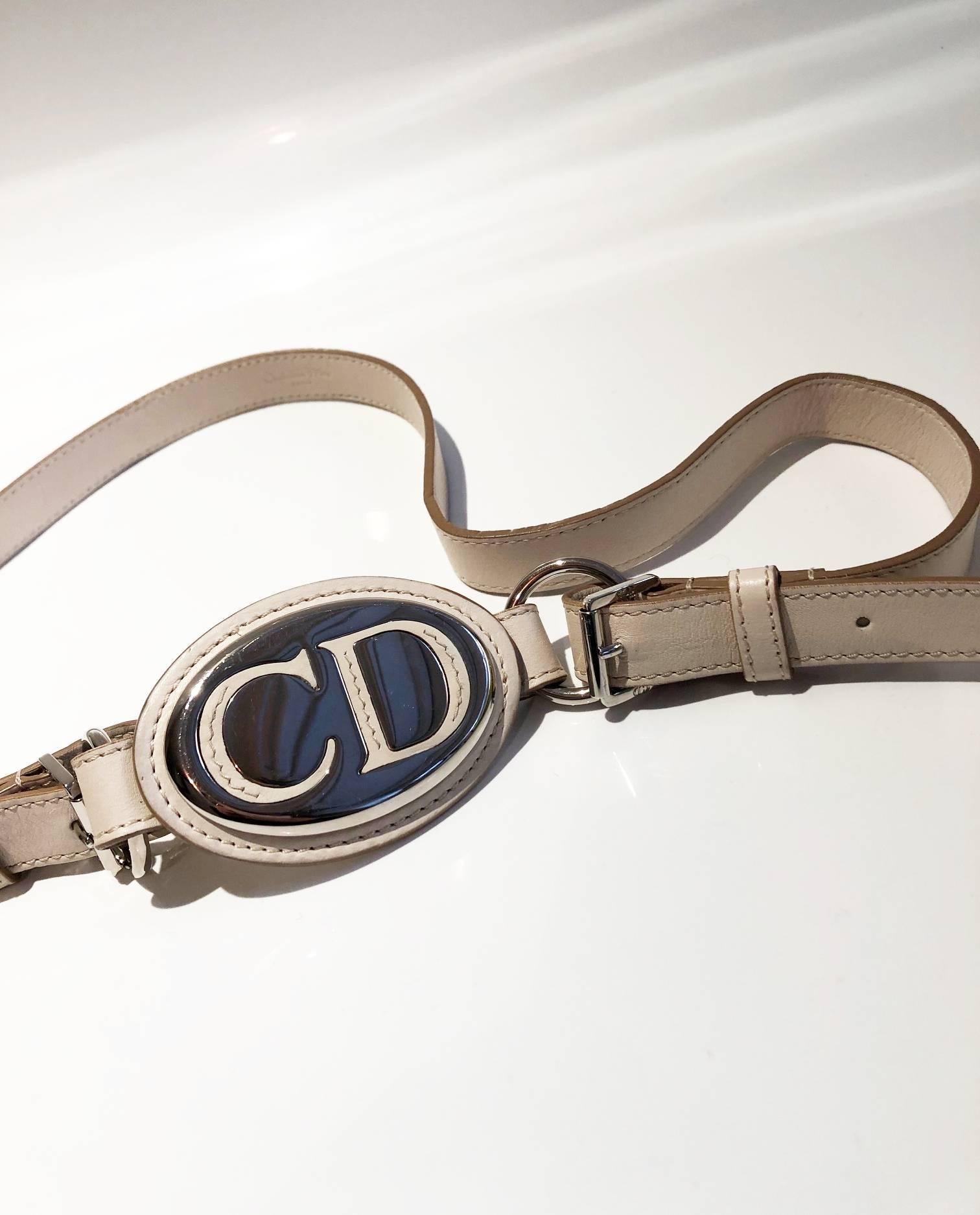 Dies ist ein schöner Gürtel von John Galliano für Christian Dior, in weißem Leder, Chrom CD-Logo Schnalle, Seite Kupplung verstellbaren Verschluss. hübsch auf beiden Denim-Outfit und mit einem Rock, Made in France 

Zustand: 2000er Jahre. in sehr
