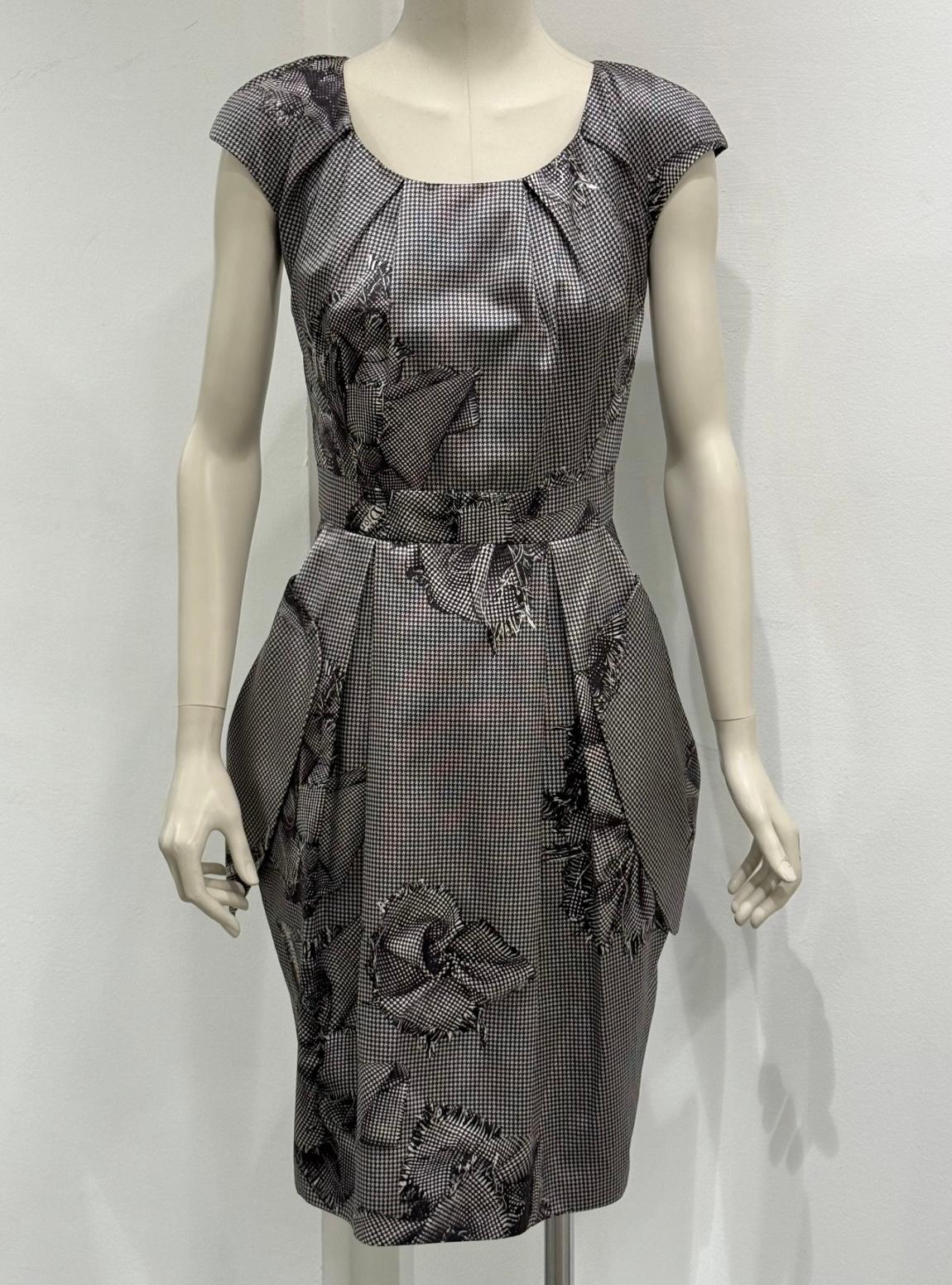 Robe en soie pied-de-poule Christian Dior des années 2000 avec application florale

Cette élégante robe de Christian Dior du début des années 2000 allie une coupe traditionnelle à des détails romantiques. Confectionné en soie fine à motif