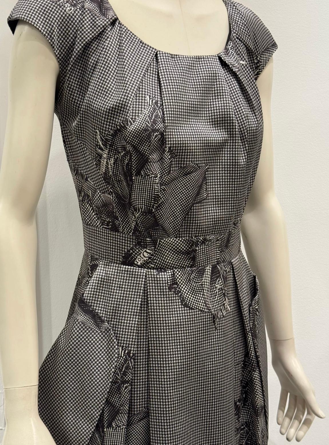 Gris Robe en soie pied-de-poule des années 2000 de Christian Dior avec application florale en vente