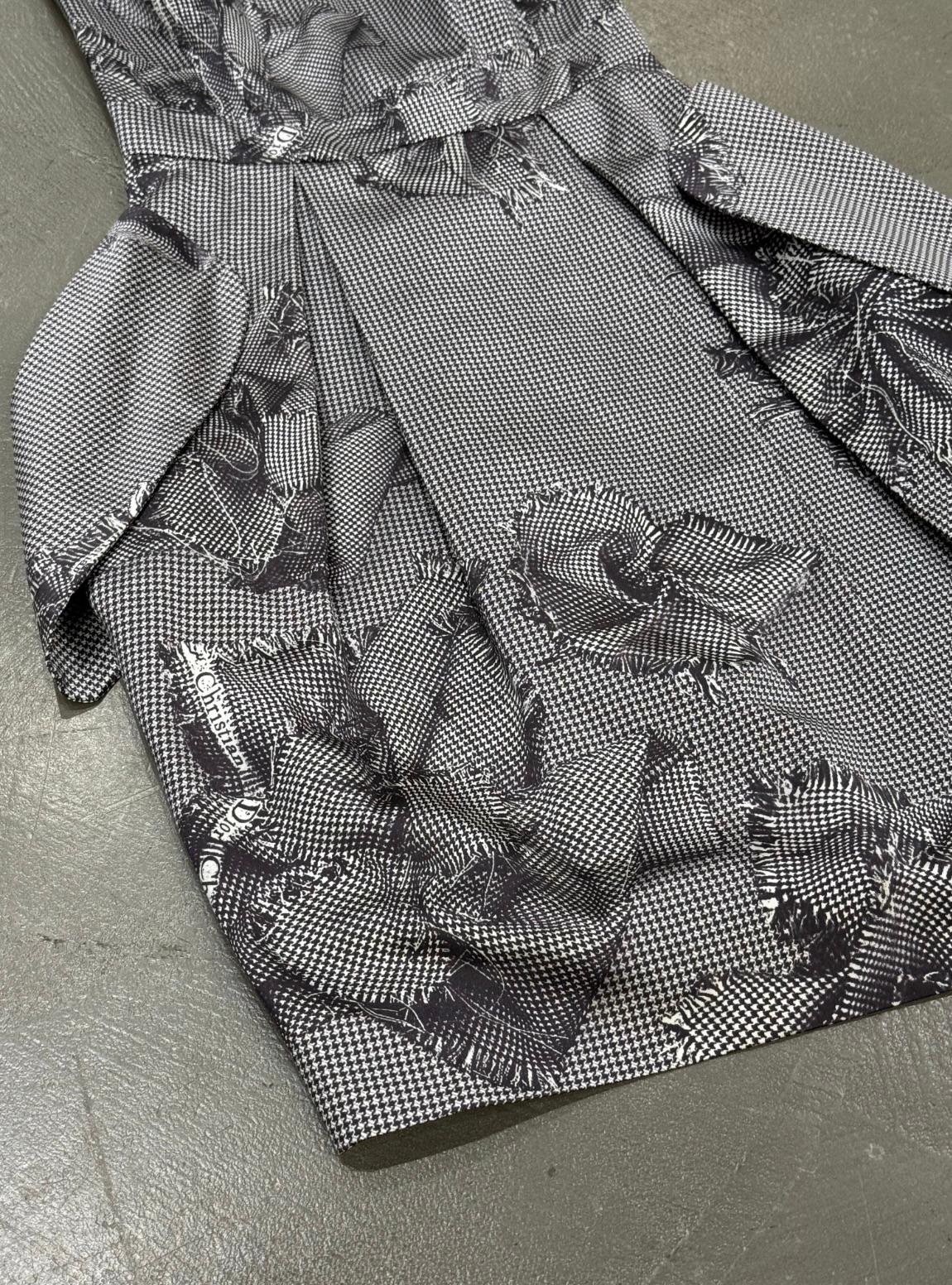 Robe en soie pied-de-poule des années 2000 de Christian Dior avec application florale Pour femmes en vente