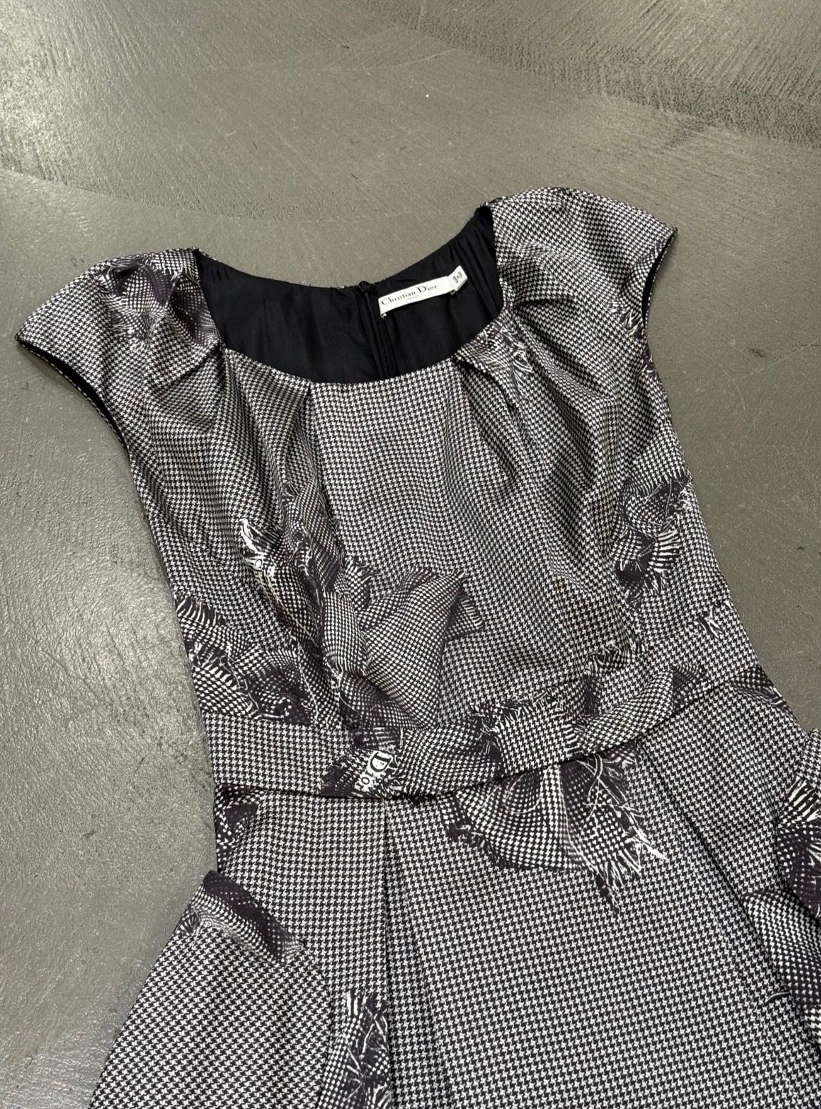 Robe en soie pied-de-poule des années 2000 de Christian Dior avec application florale en vente 1
