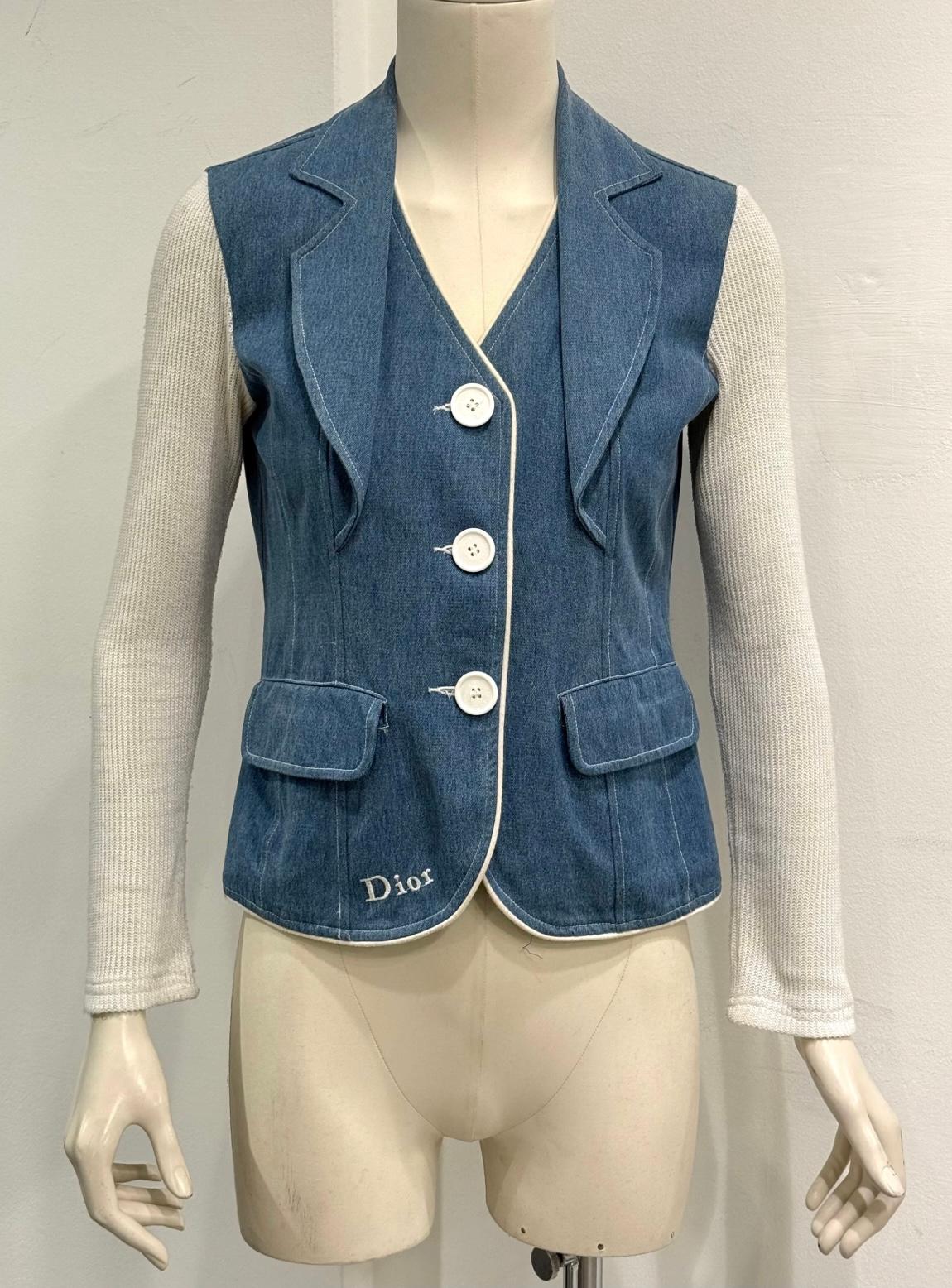 Veste en jean hybride Christian Dior des années 2000

Cette veste Christian Dior des années 2000 mêle tailleur et tenue décontractée dans un design hybride saisissant. Le corps est réalisé en denim structuré avec des revers nets, des boutons blancs