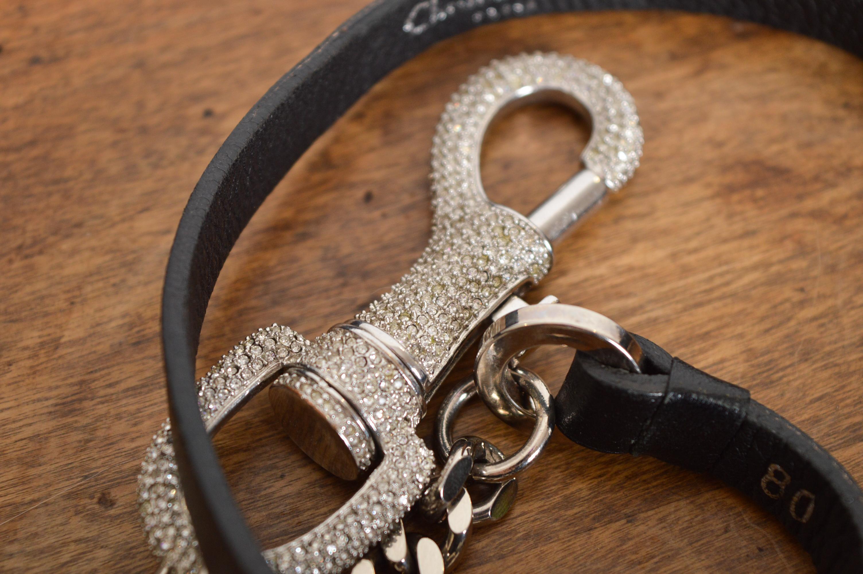 2000er Christian Dior John Galliano Strass Chrom Hundemarke Leder Taillengürtel im Angebot 9