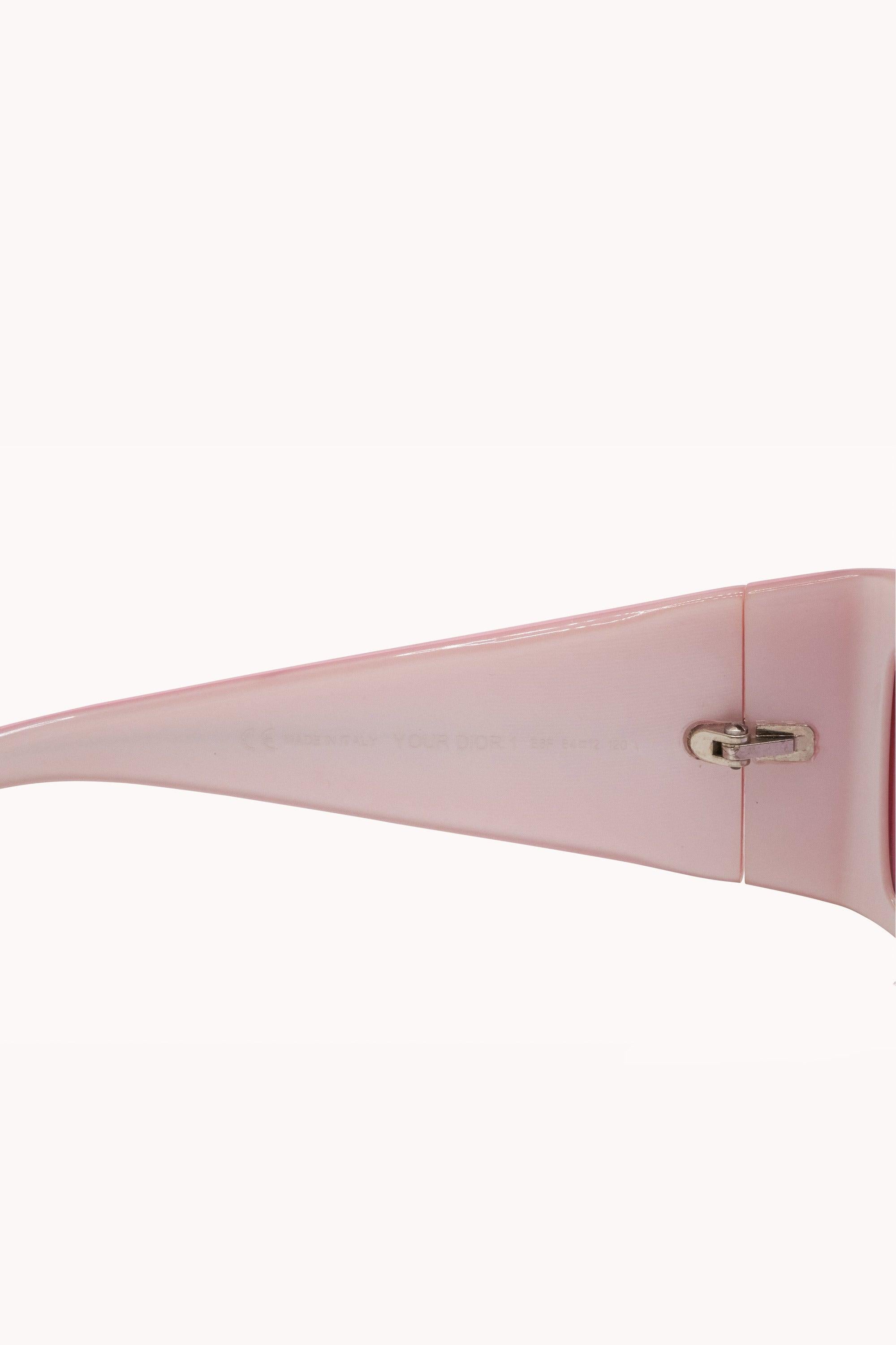 Super süße 2000er Christian Dior by John Galliano Sonnenbrille in Rosa und Weiß. Sie hat eine rechteckige Form, schöne blasslila gefärbte Gläser und ein rosa Dior-Logo auf beiden Seiten. 