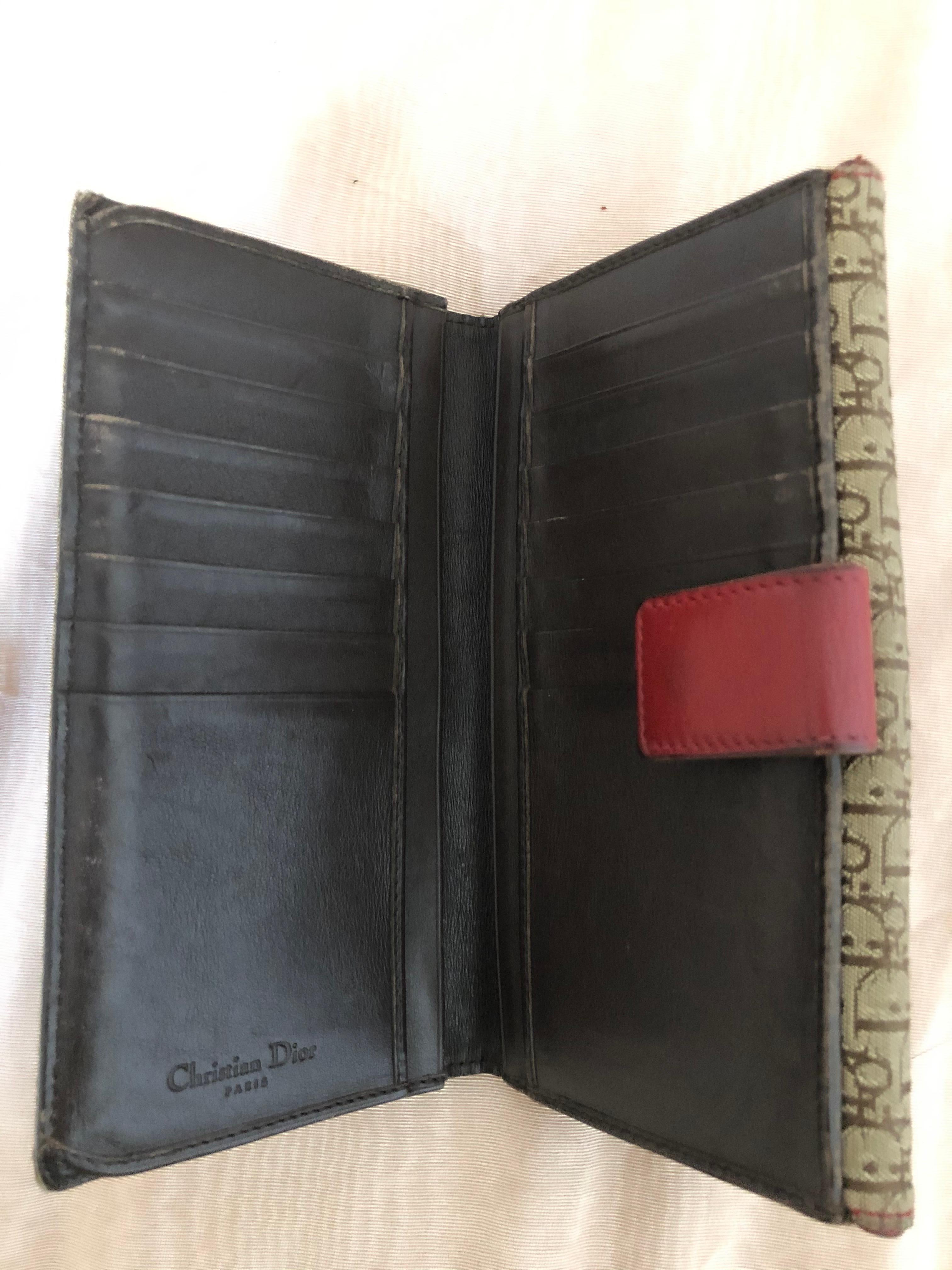 Il s'agit d'un portefeuille Rasta à édition limitée conçu par John Galliano pour Christian Dior. Le portefeuille en toile Monogram est très pratique avec une fente pour les billets, 14 fentes pour les cartes de crédit et 3 poches plates.  Il