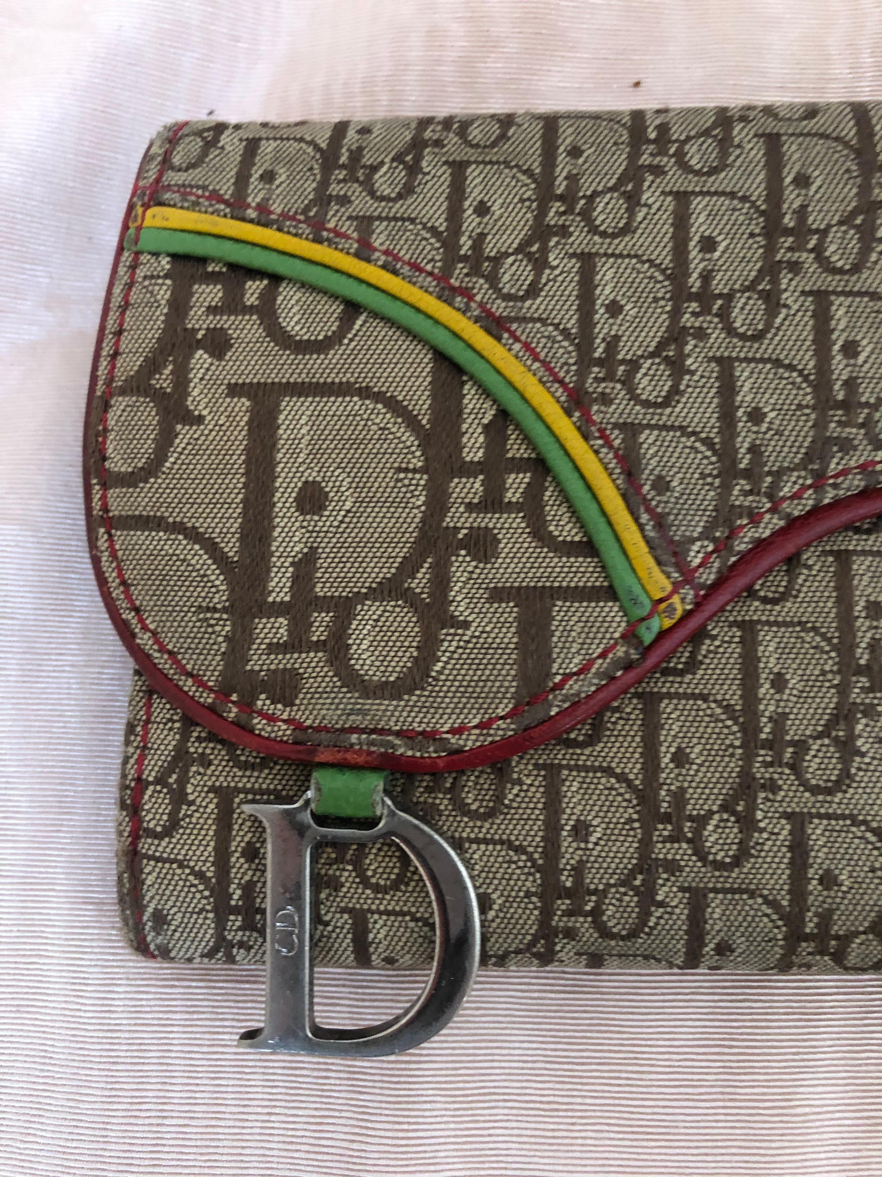  Portefeuille jamaïcain Christian Dior Rasta Saddle des années 2000 par John Galliano Unisexe 