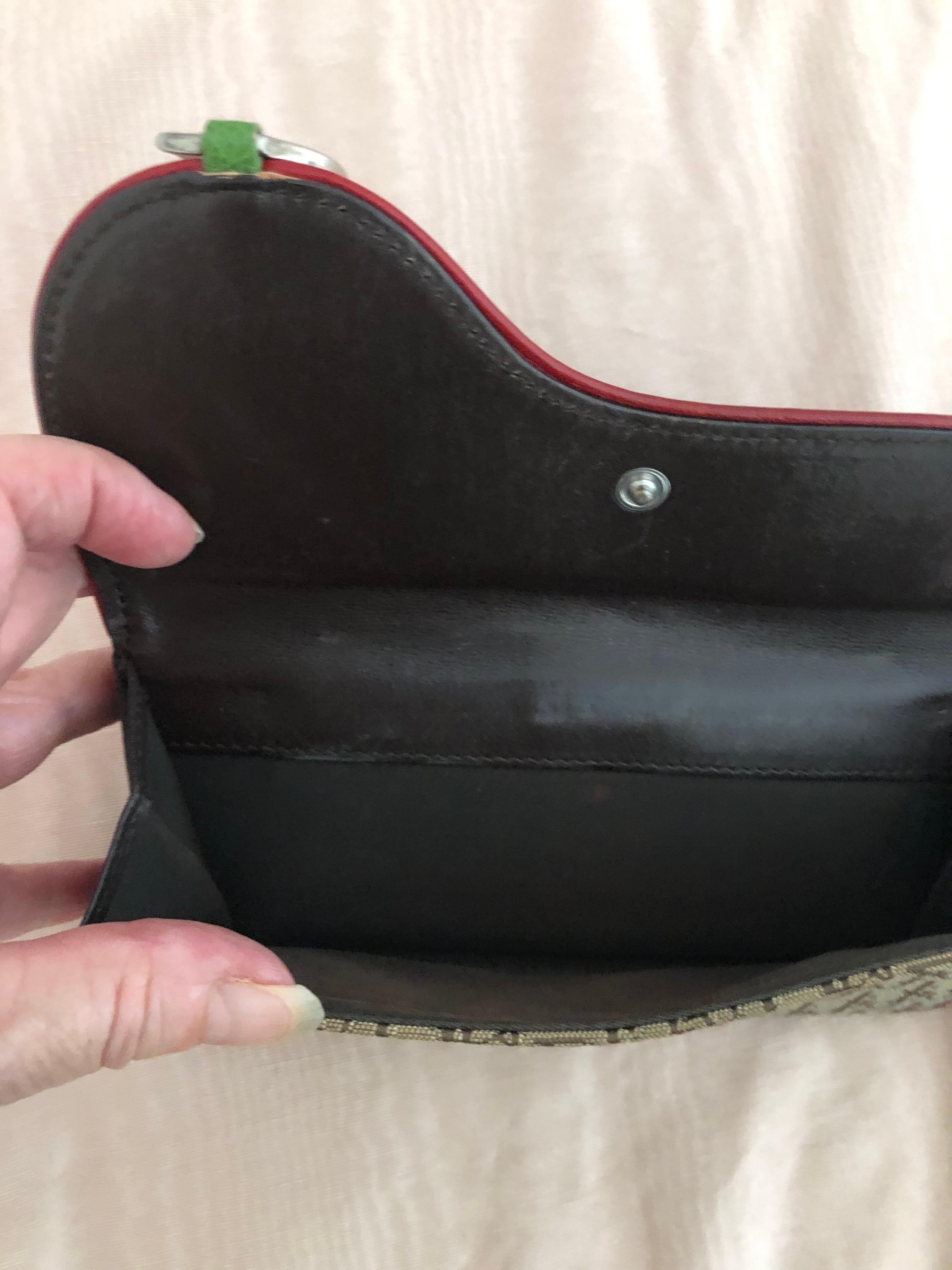 Portefeuille jamaïcain Christian Dior Rasta Saddle des années 2000 par John Galliano 1
