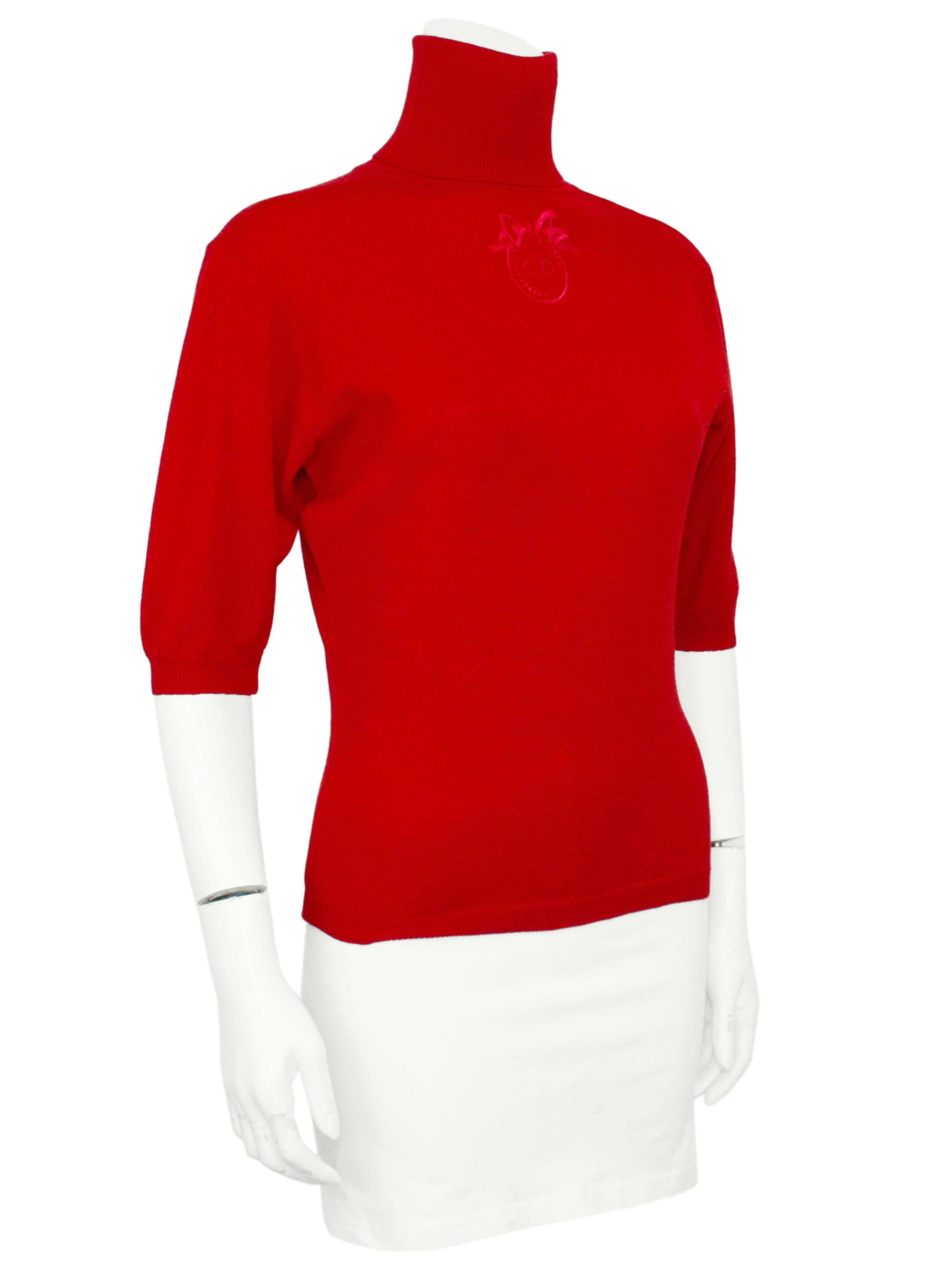 Col roulé Christian Dior du début des années 2000 dans un rouge cramoisi parfait. Maille fine, logo Christian Dior avec nœud brodé au centre de la poitrine. Les manches courtes sont approximativement à la longueur du coude et ont une légère forme