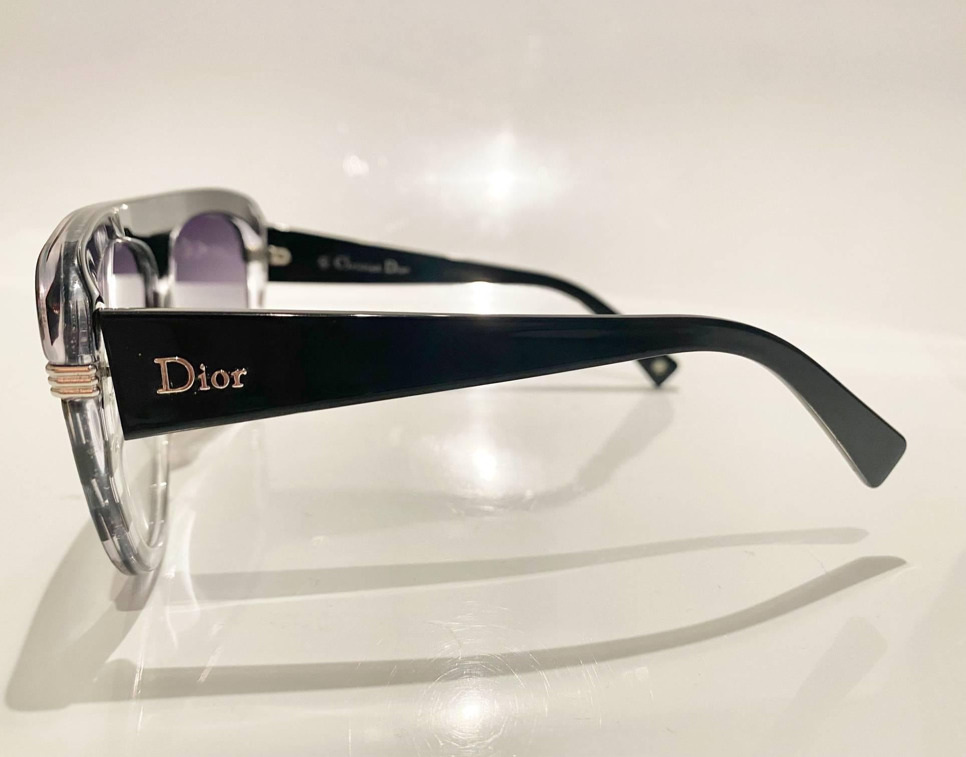 Lunettes de soleil Christian Dior Stripe Cat-Eye des années 2000, motif rayures bleu foncé Fabriquées en acétate de haute qualité, ces lunettes de soleil sont conçues pour être à la fois élégantes et durables.

Condition : Années 2000, vintage,