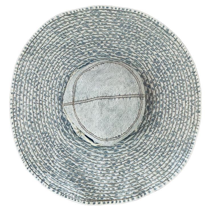 Casquette Christian Dior en denim délavé, large bord pliable, logo Dior sur écusson métallique

Condit : vintage, années 2000, très bon état avec peu de signes d'usure

Taille : 58, petit
57cm de circonférence 