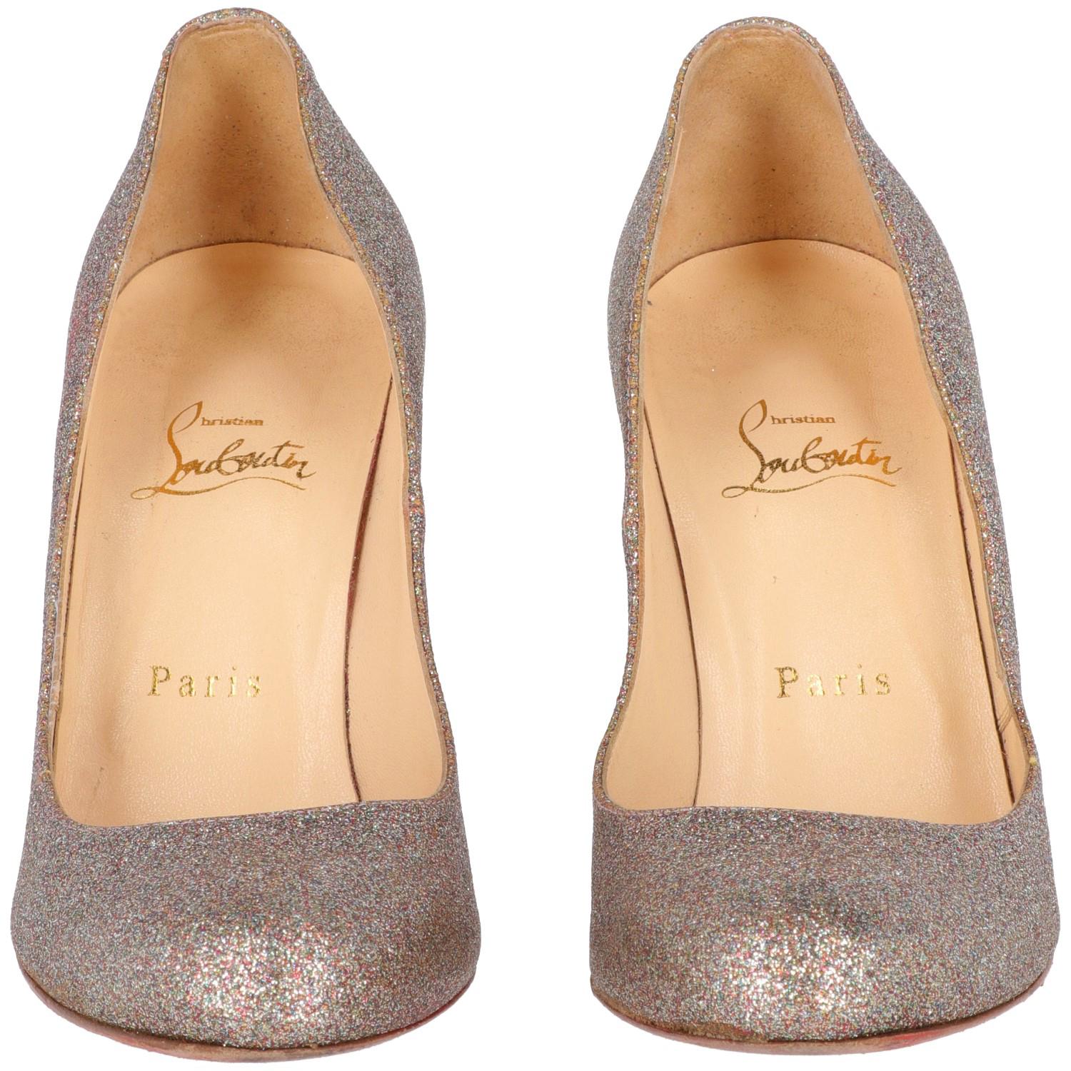 Christian Louboutin Fifille glitter pumps in pink silver, turquoise, beige and gold color, 11 cm high spike heels, round toe and red sole.  

The item shows some scratches and signs of wear at heels, as shown in the pictures.

Made in Italy

Years: