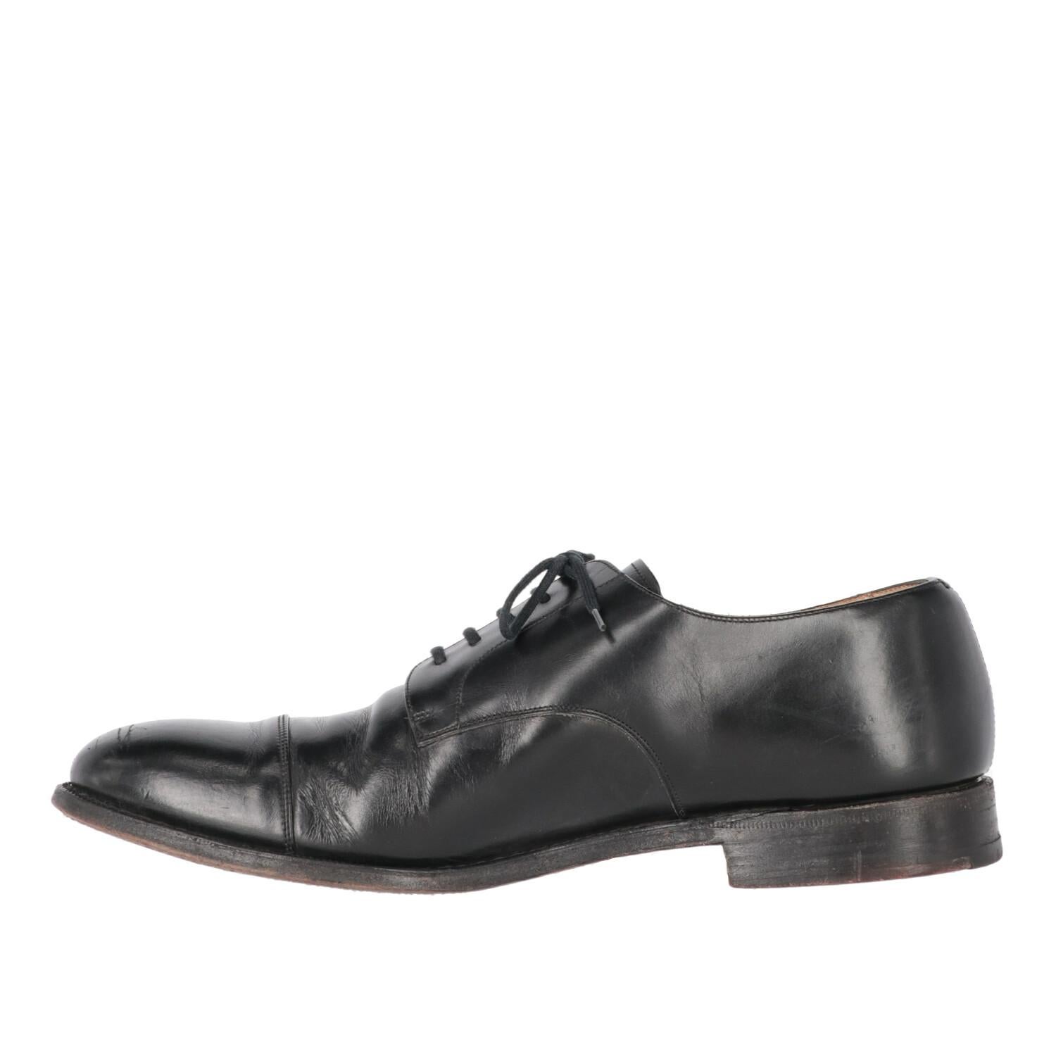 Church's black genuine leather formal and classic lace-up shoes with tone on tone laces, high shine finish cap toe stitching and round toe. Extraordinary and popular model that will elegantly dress you. Wide fit.
The item shows scratches and some