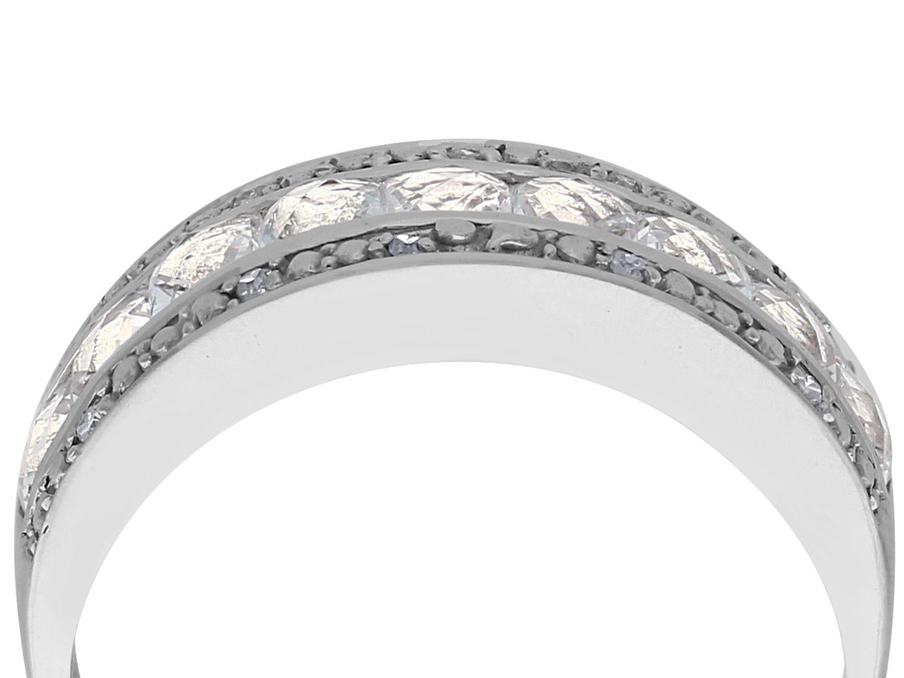 Ein beeindruckender Ring aus 9-karätigem Weißgold mit einem weißen Topas von 1,62 Karat und einem Diamanten von 0,10 Karat, der Teil unserer zeitgenössischen Schmuckkollektion ist.

Dieser moderne Ring mit weißem Topas und Diamanten ist aus 9 Karat