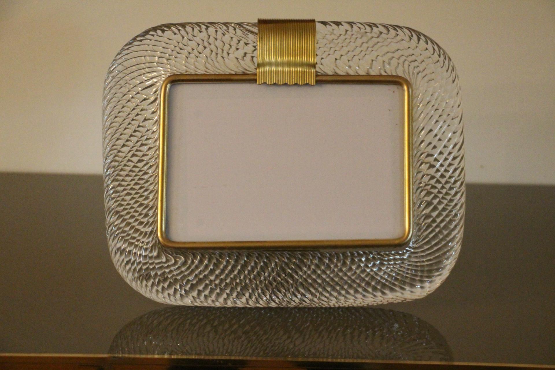 This beautiful horizontal photo frame is purely in the vénitien glass manufacturing  tradition.The technique uses to get this rich twisted rope effect is called 