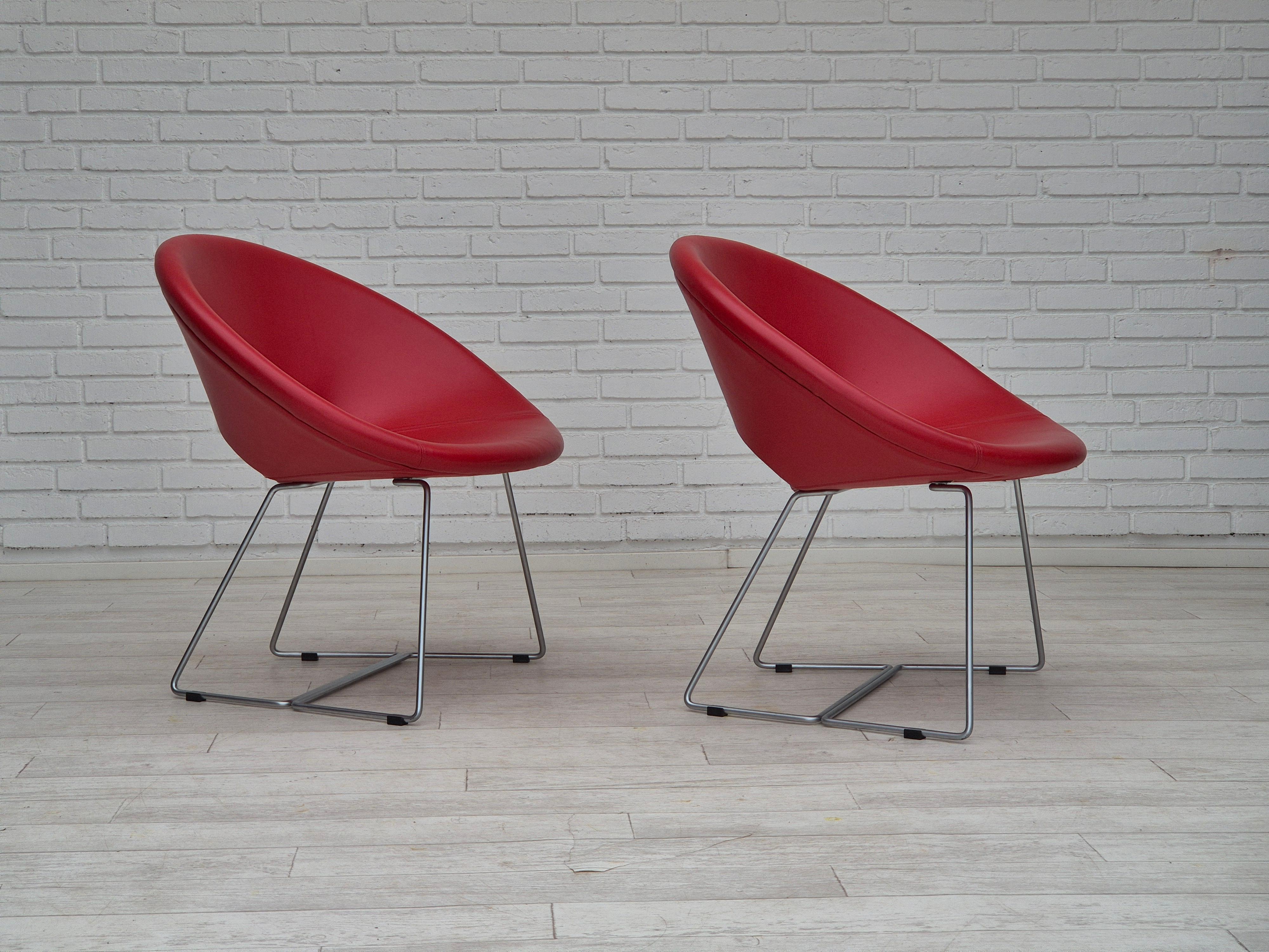 Années 2000, design danois de Hee Welling pour Nielaus Møbler. Paire de chaises longues modèle 