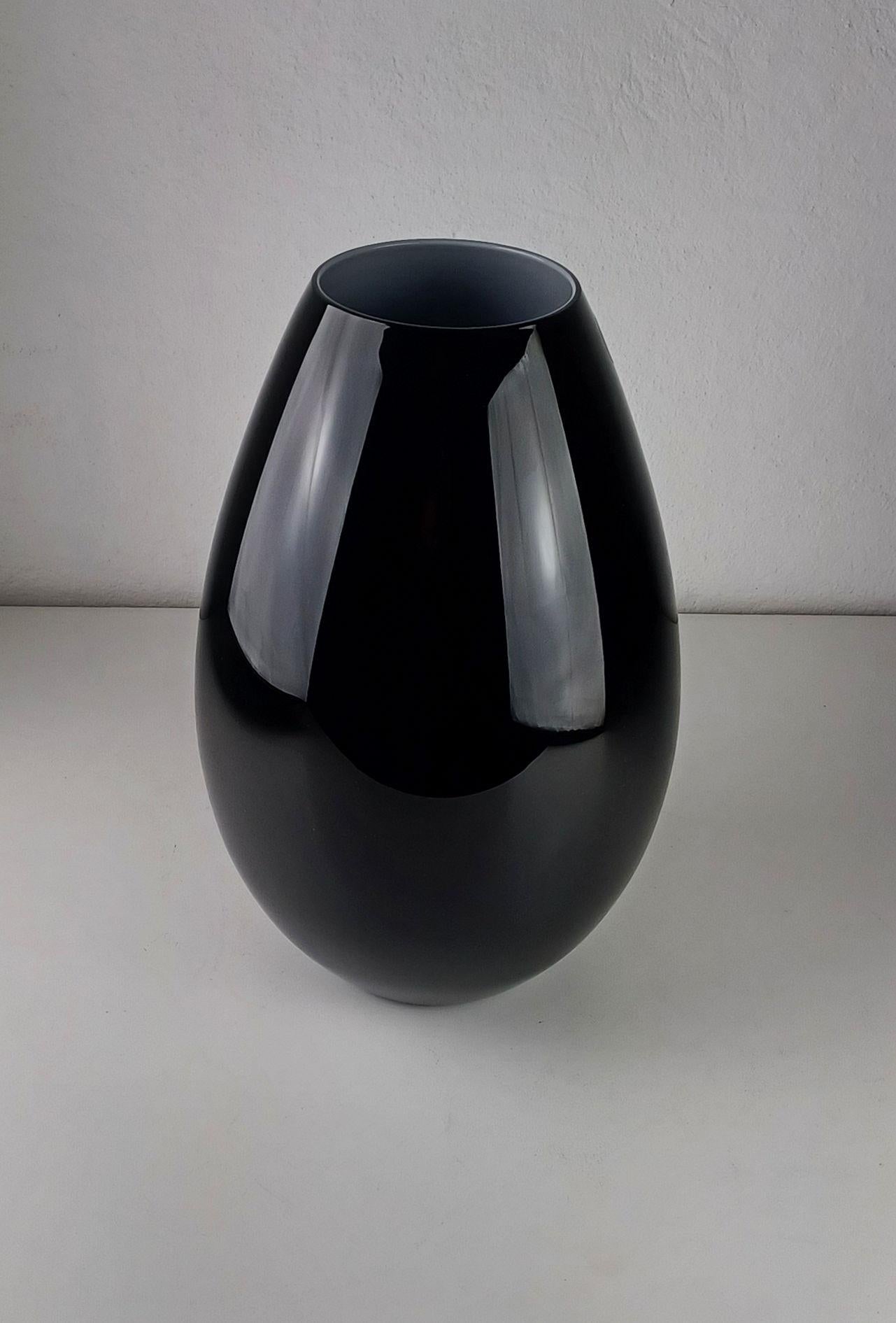 Vase en verre opalin danois des années 2000 par Peters Svarrer pour Holmegaard

Ce grand vase en verre opalin noir et blanc soufflé à la bouche a été conçu au début du 21e siècle et fait partie d'une grande série de vases, de bols et de lampes de