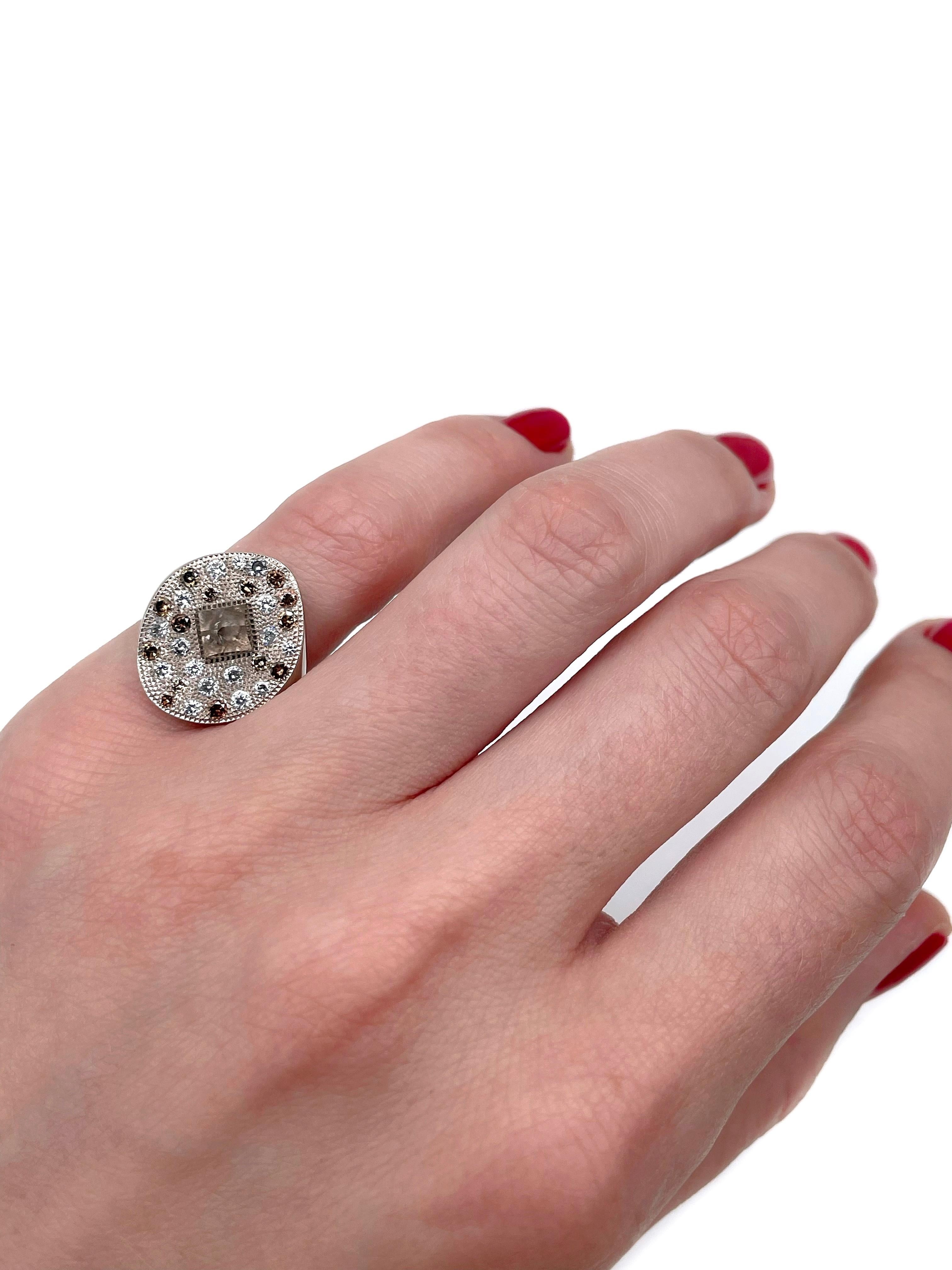 Dieser Cocktailring ist aus 18 Karat Gold gefertigt. Er wurde von De Beers für die 