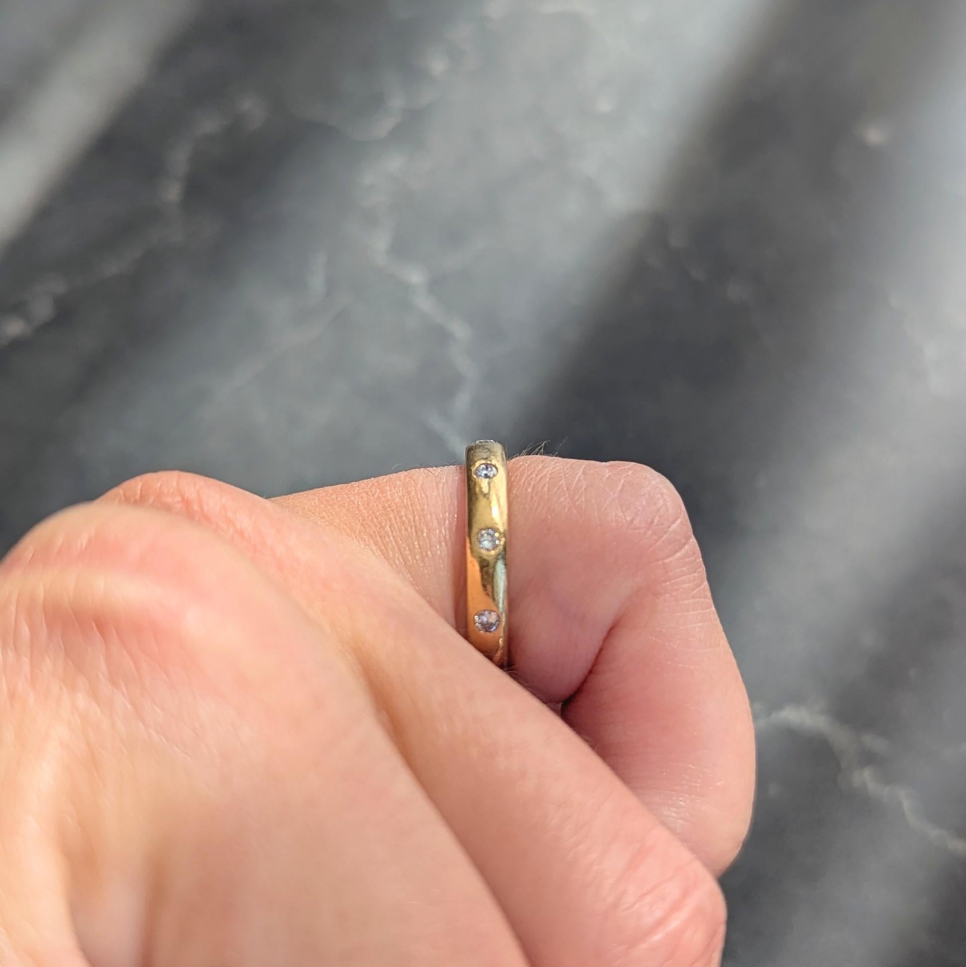 2000's Diamond 18 Karat Yellow Gold Flush Set Band Ring in vendita 4