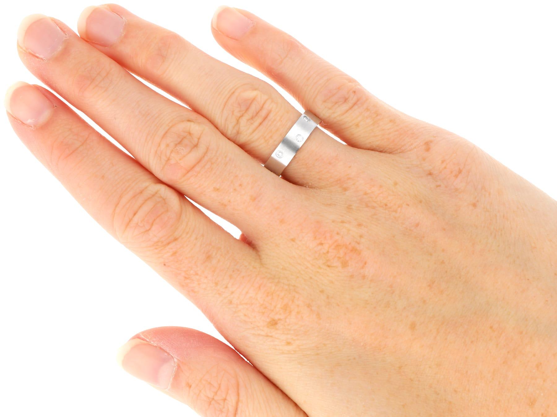 Anello con diamanti e oro bianco 18 carati degli anni 2000 in vendita 1