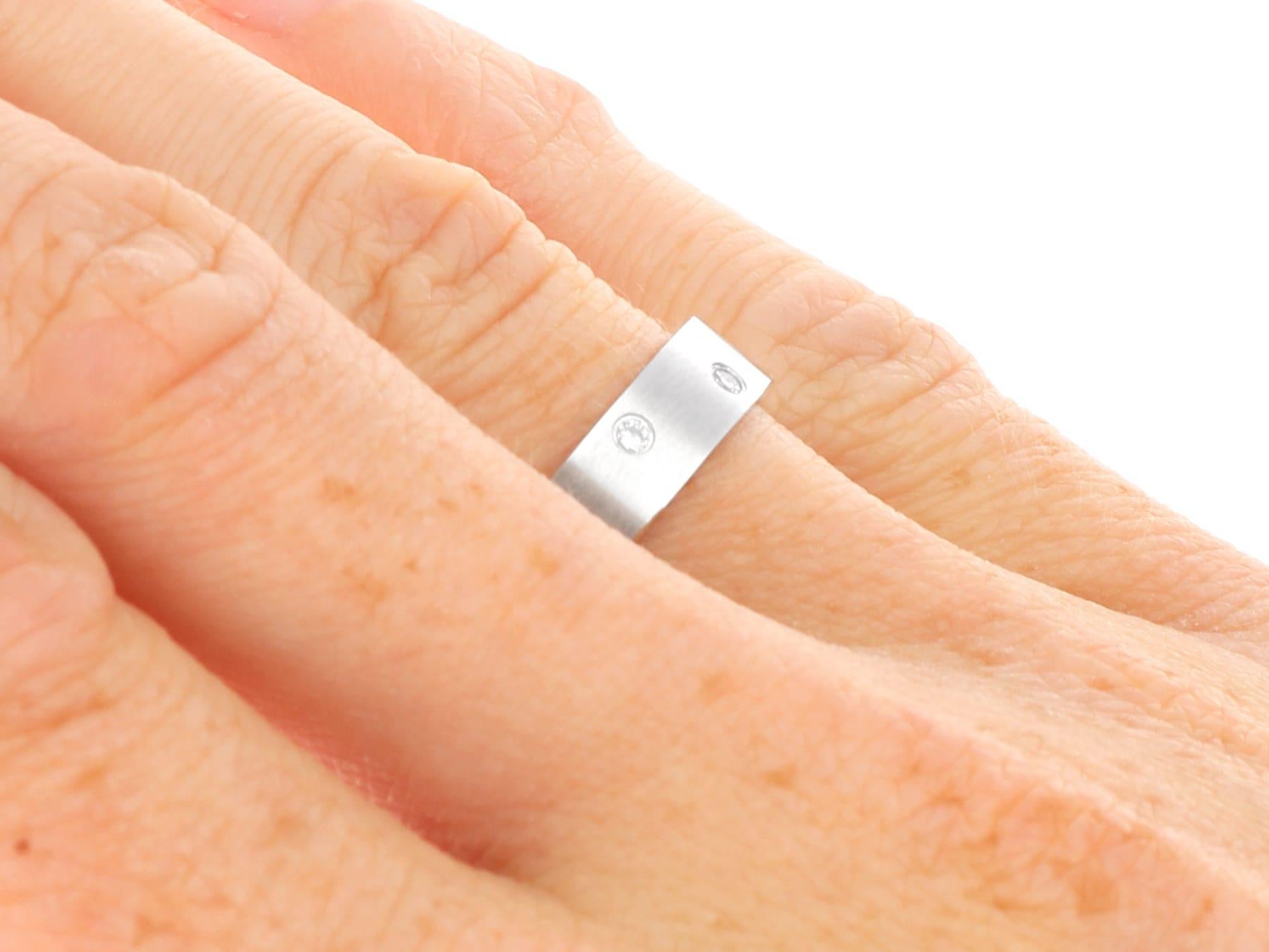 Anello con diamanti e oro bianco 18 carati degli anni 2000 in vendita 2