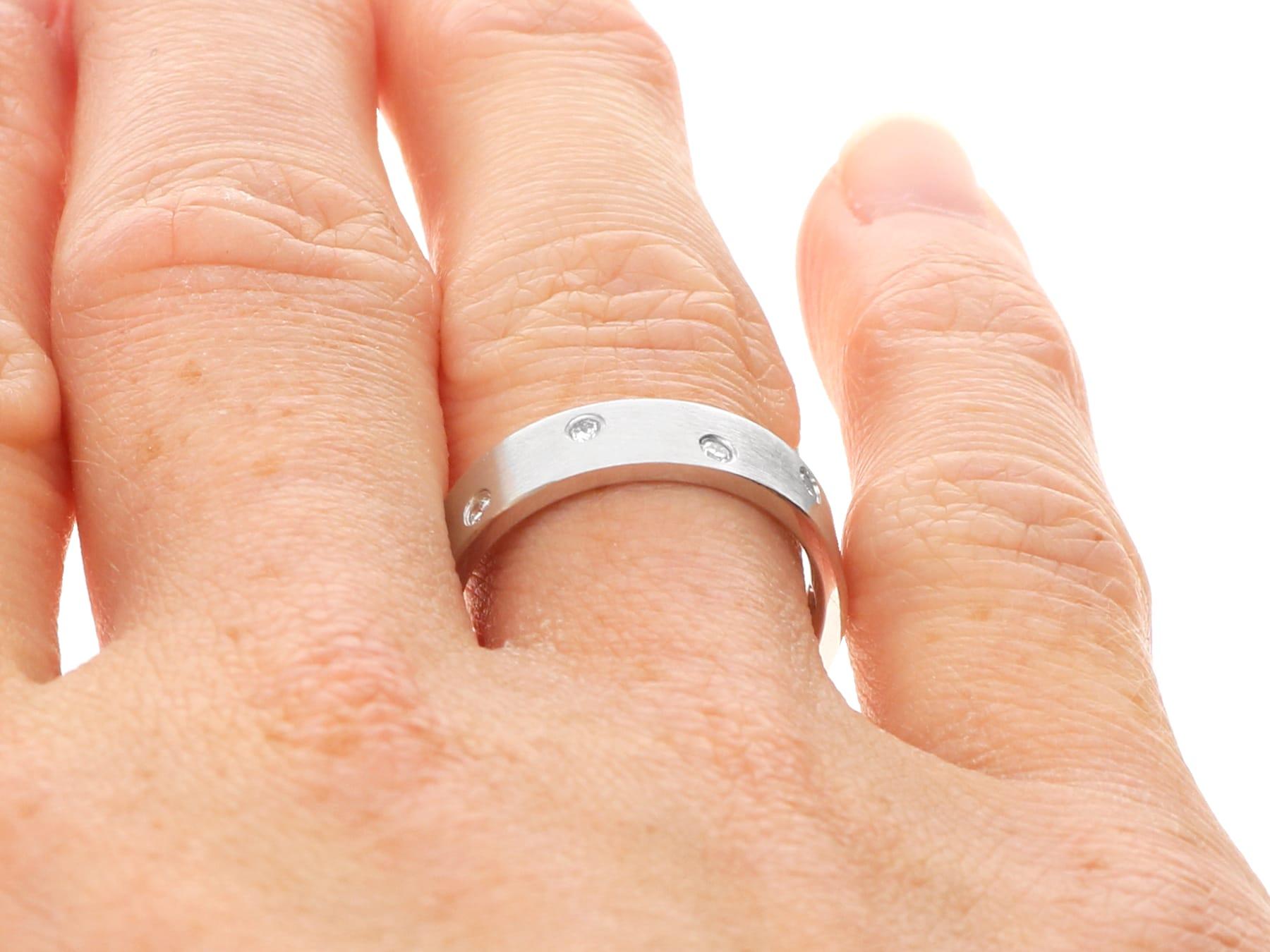 Anello con diamanti e oro bianco 18 carati degli anni 2000 in vendita 3