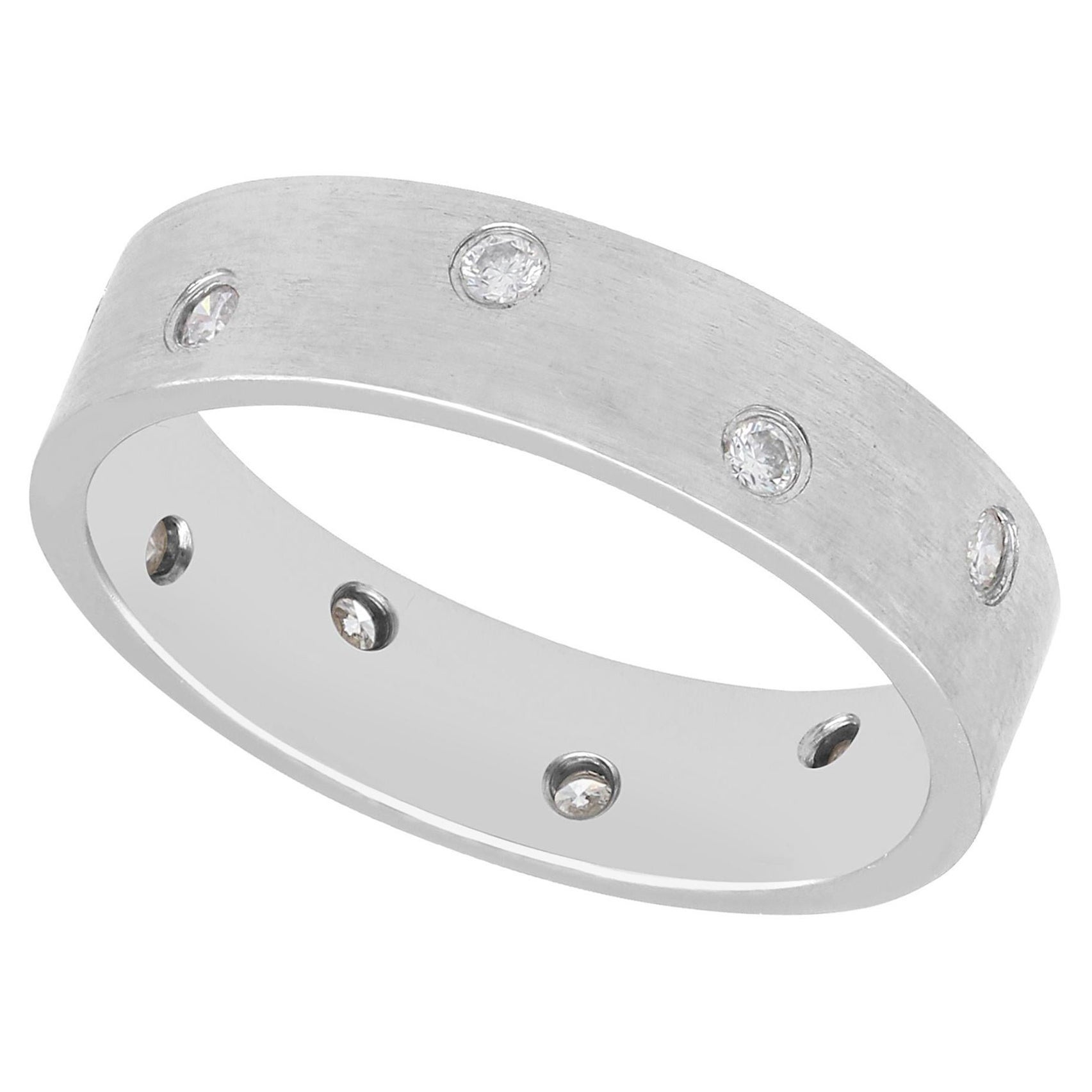 Bague en or blanc 18K et diamants des années 2000 en vente