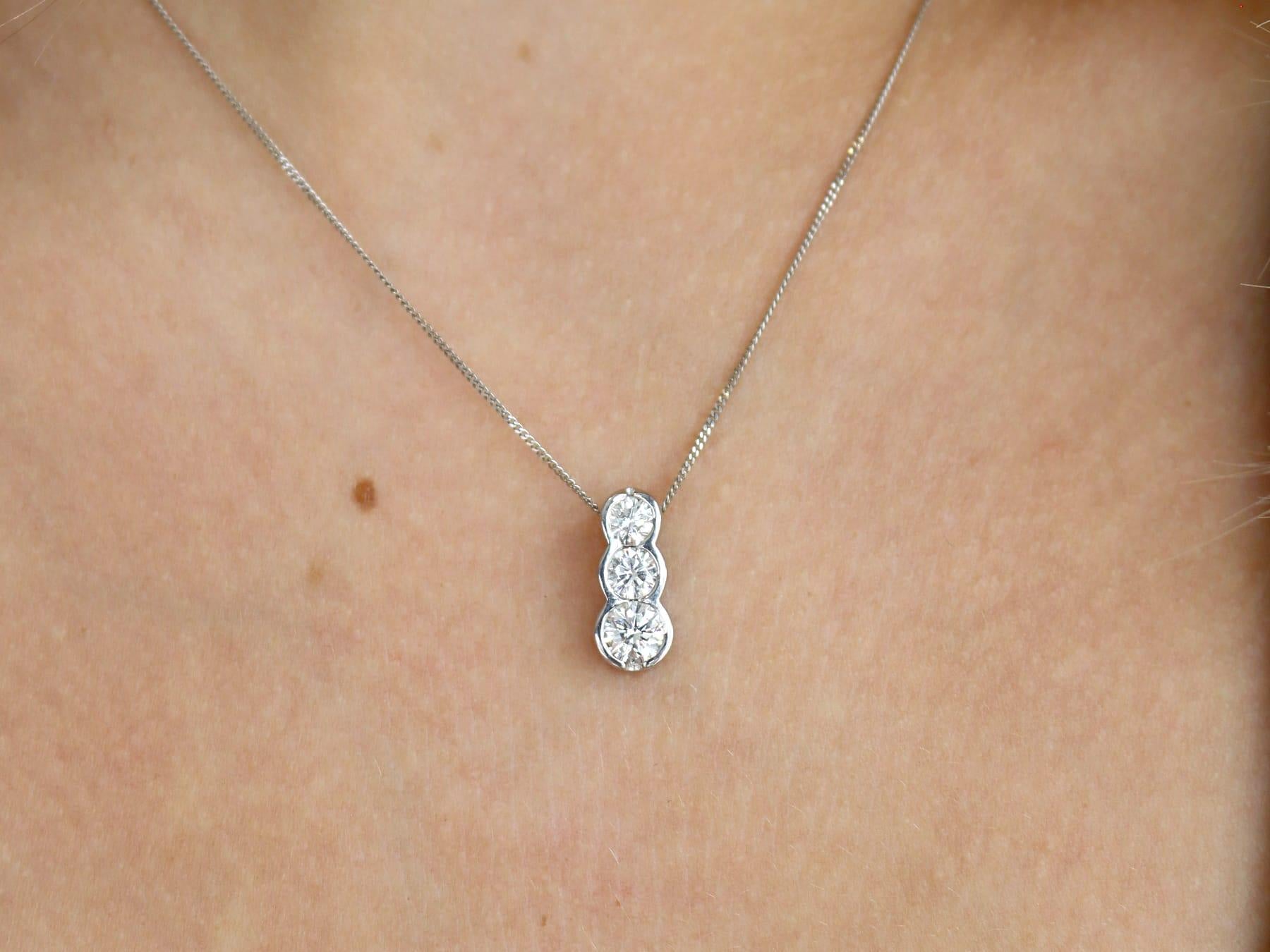 Fino colgante trilogía/de tres piedras de diamantes y platino de 0.86 quilates; forma parte de nuestras diversas colecciones de joyería contemporánea y joyería de herencia.

Este fino colgante contemporáneo de tres piedras se ha elaborado en