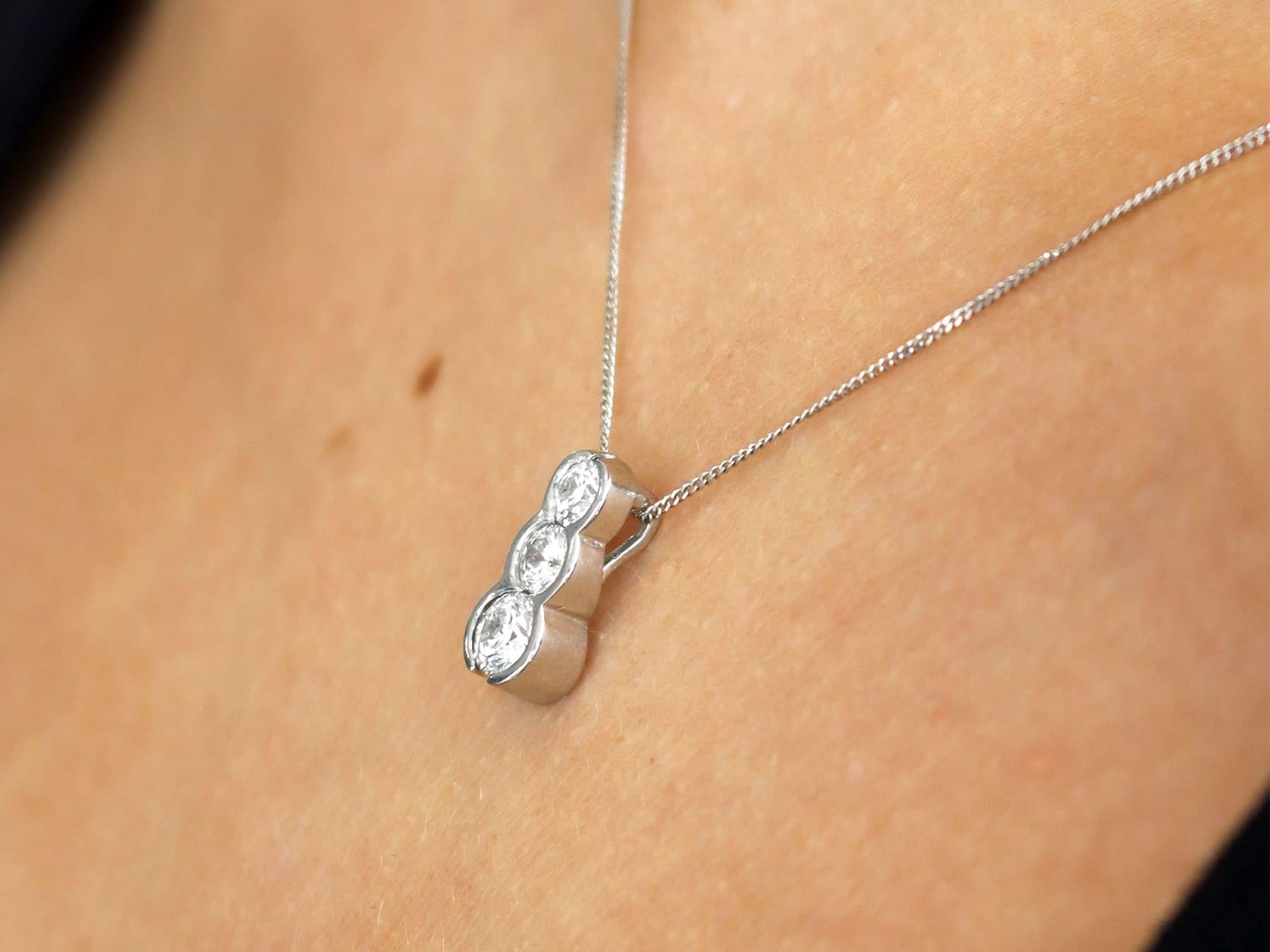 Colgante trilogía de diamantes y platino de los años 2000 Contemporáneo en venta