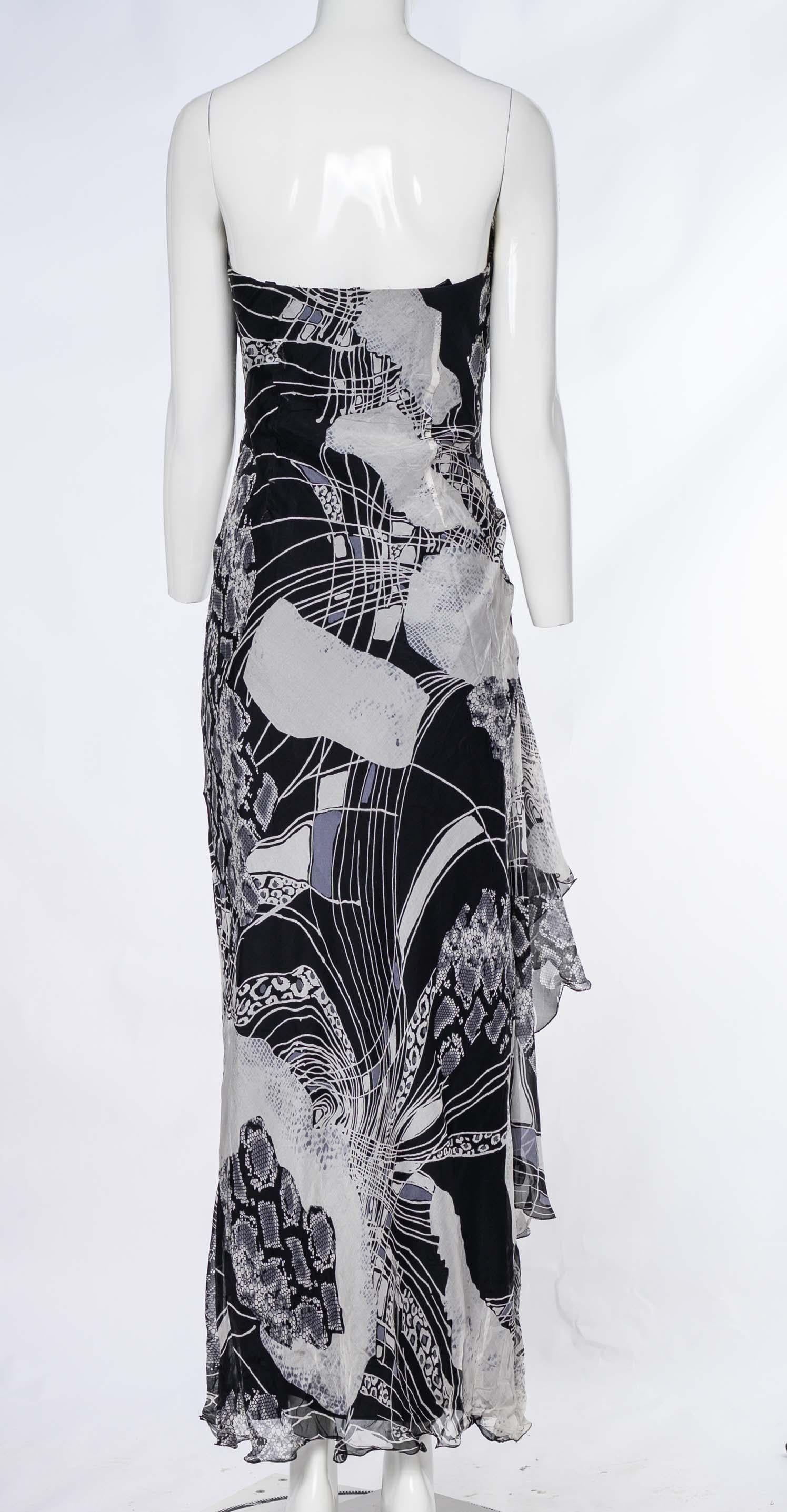 La robe monochrome à imprimé abstrait de Diane Freis, en soie noire, est une pièce chic et sophistiquée qui met en valeur un imprimé abstrait captivant. Confectionnée dans une luxueuse soie noire, cette robe bustier présente une encolure en cœur,