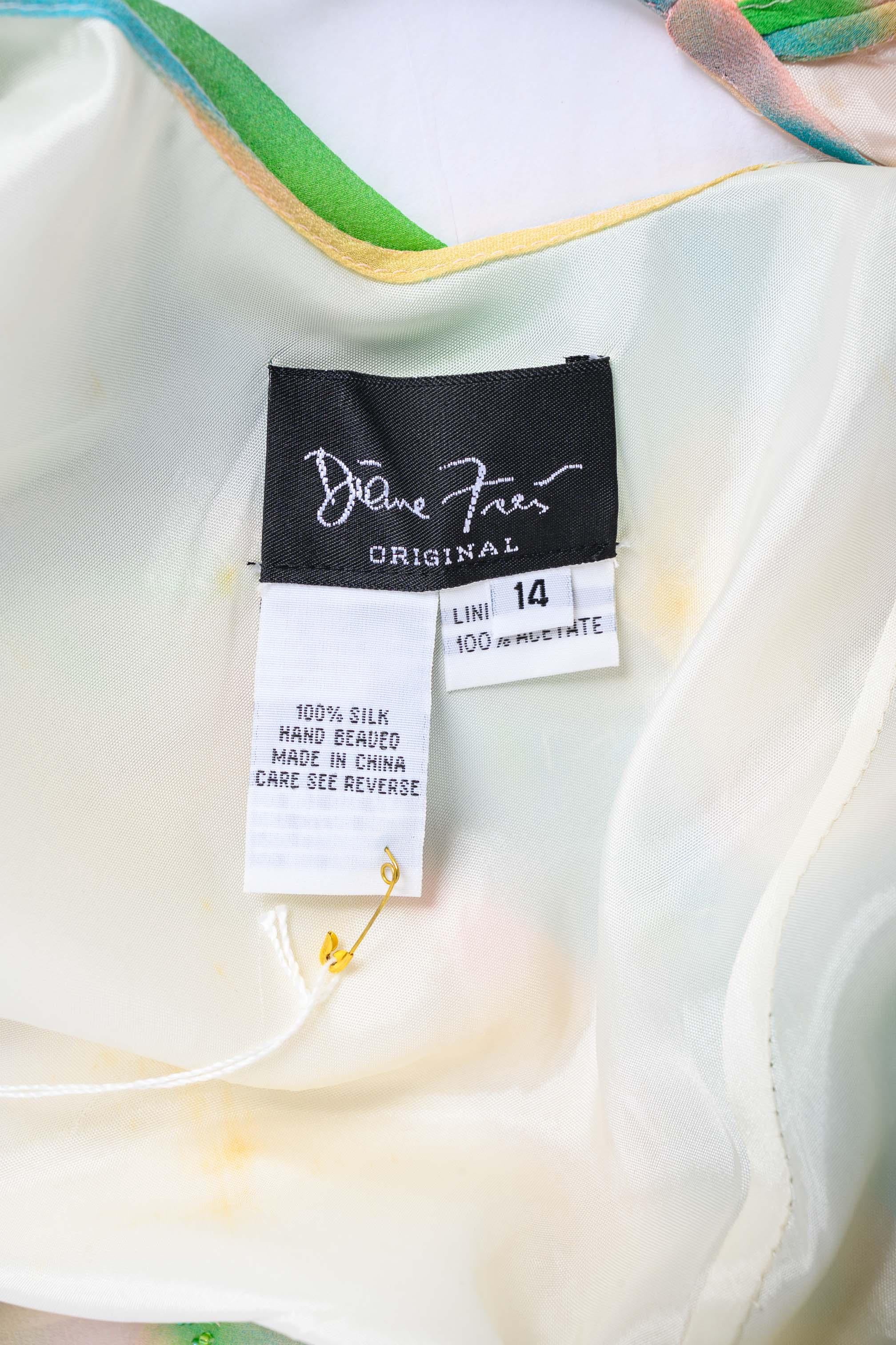 Confectionnée en soie luxueuse, cette robe vintage Diane Freis présente un col bénitier et des bretelles spaghetti ornées de volants, qui ajoutent une touche d'élégance au modèle. La robe présente un imprimé abstrait coloré, rehaussé d'un travail