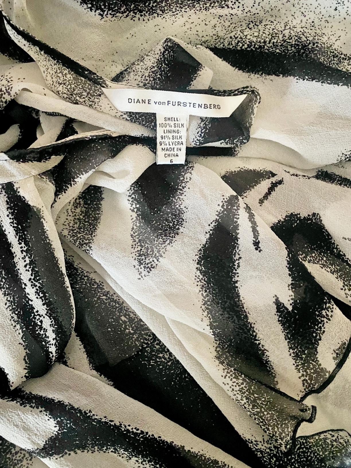 2000s Diane Von Furstenberg Black White Abstract Silk Blouse In Good Condition For Sale In London, GB