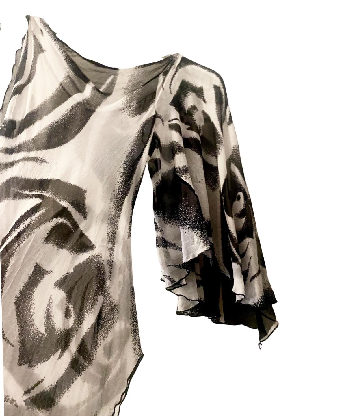Women's or Men's 2000s Diane Von Furstenberg Black White Abstract Silk Blouse For Sale