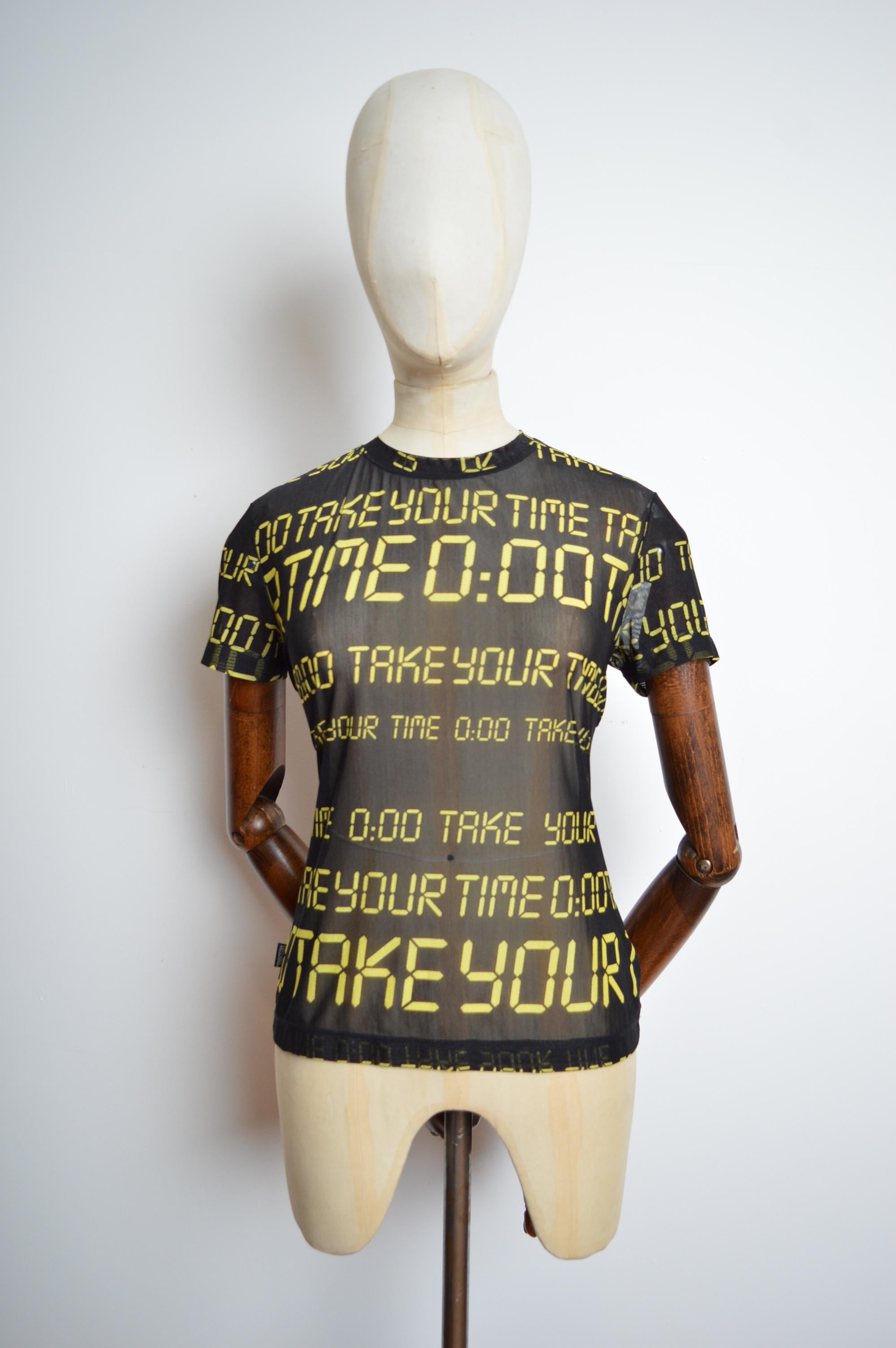 Marron 2000's Motif numérique Moschino T-shirt en micro-maille transparente noir et vert fluo en vente