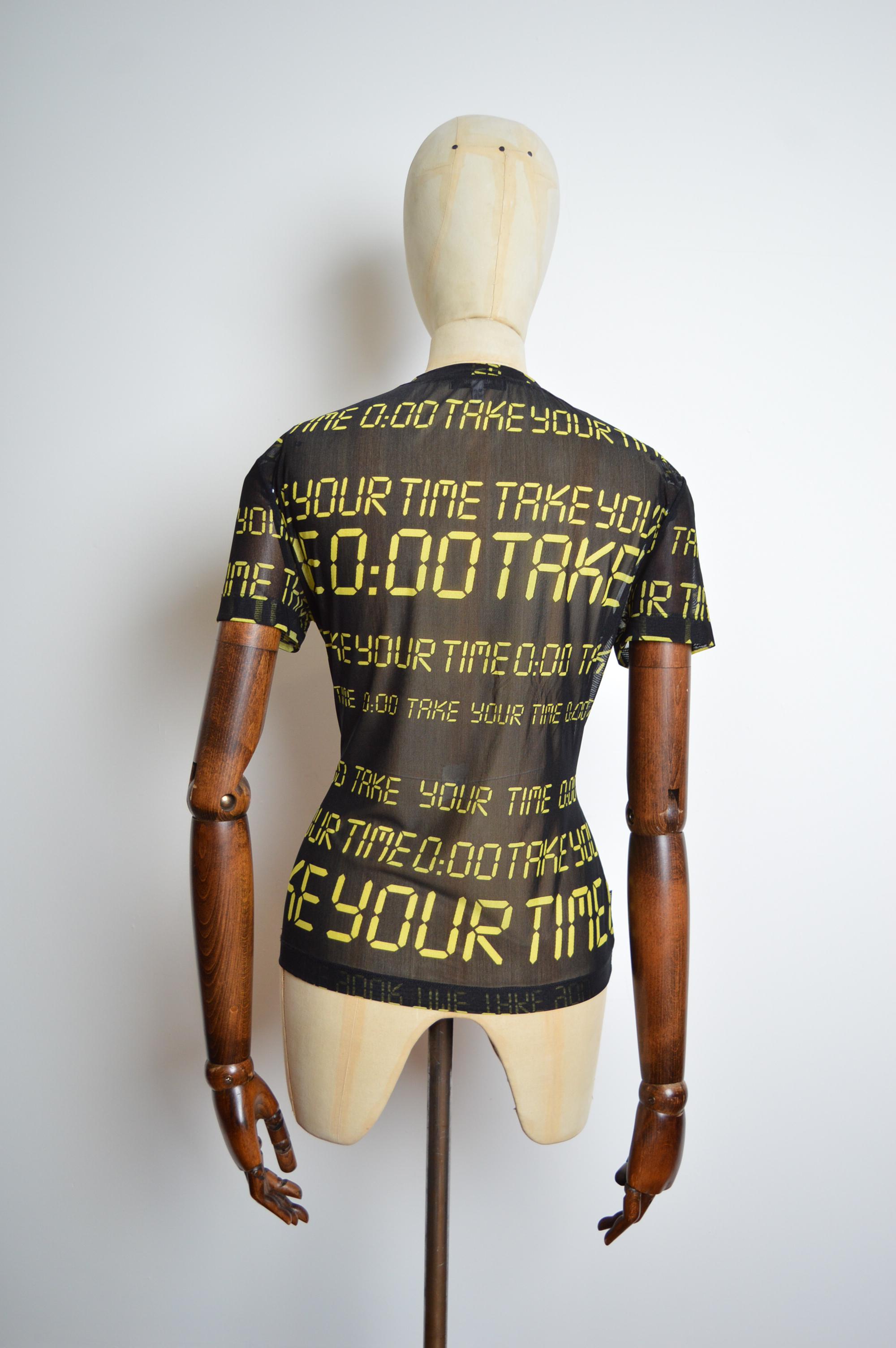 2000's Motif numérique Moschino T-shirt en micro-maille transparente noir et vert fluo en vente 2