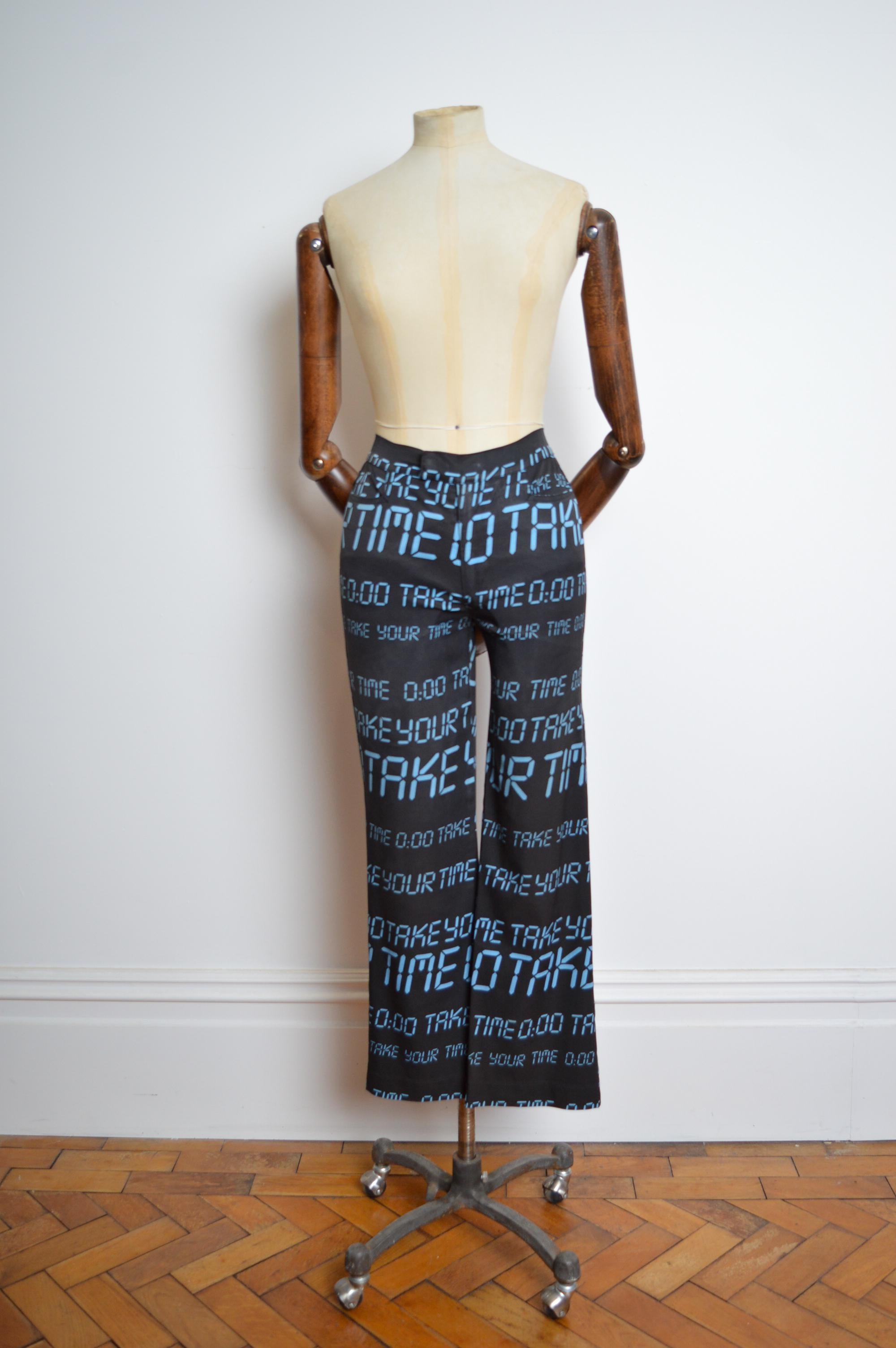 2000s Digital pattern Moschino stretchy Nylon ankle grazer Pants. 
Black / Blue colourway 
Zip / press stud closure 
Pockets at the hips.
Waist; 28”
Leg; 27”
Size; 28 inch waist ( we would recommend to best suit uk 8) 
Condition; 8/10 overall great
