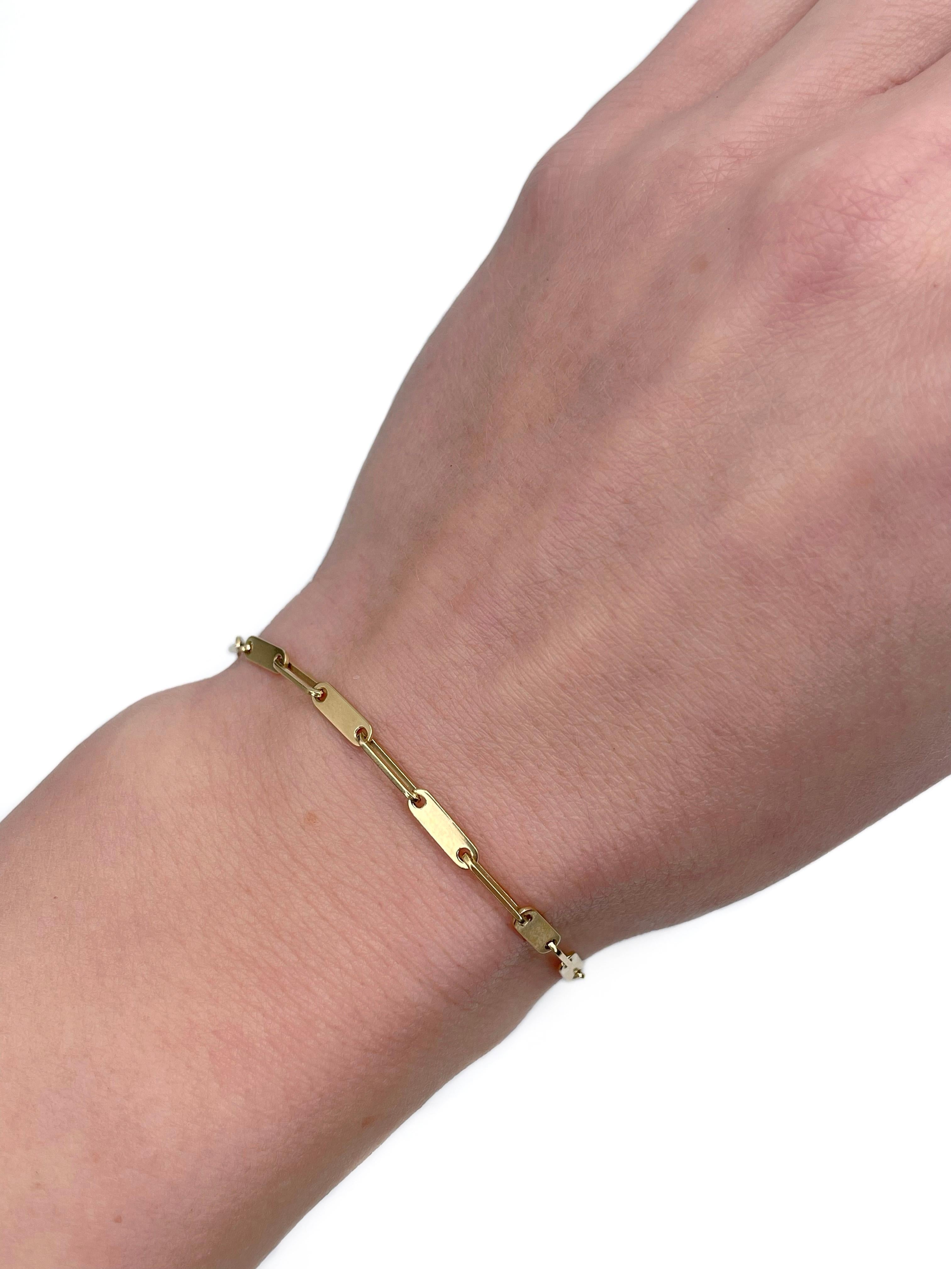 This is a stylish minimalistic R10 chain bracelet designed by Dinh Van. It is crafted in 18K yellow gold. Has an eagle hallmarks. 

Created in 1976, the Menottes clasp has become an iconic motif, a symbol of love and attachment. 

Bracelet comes
