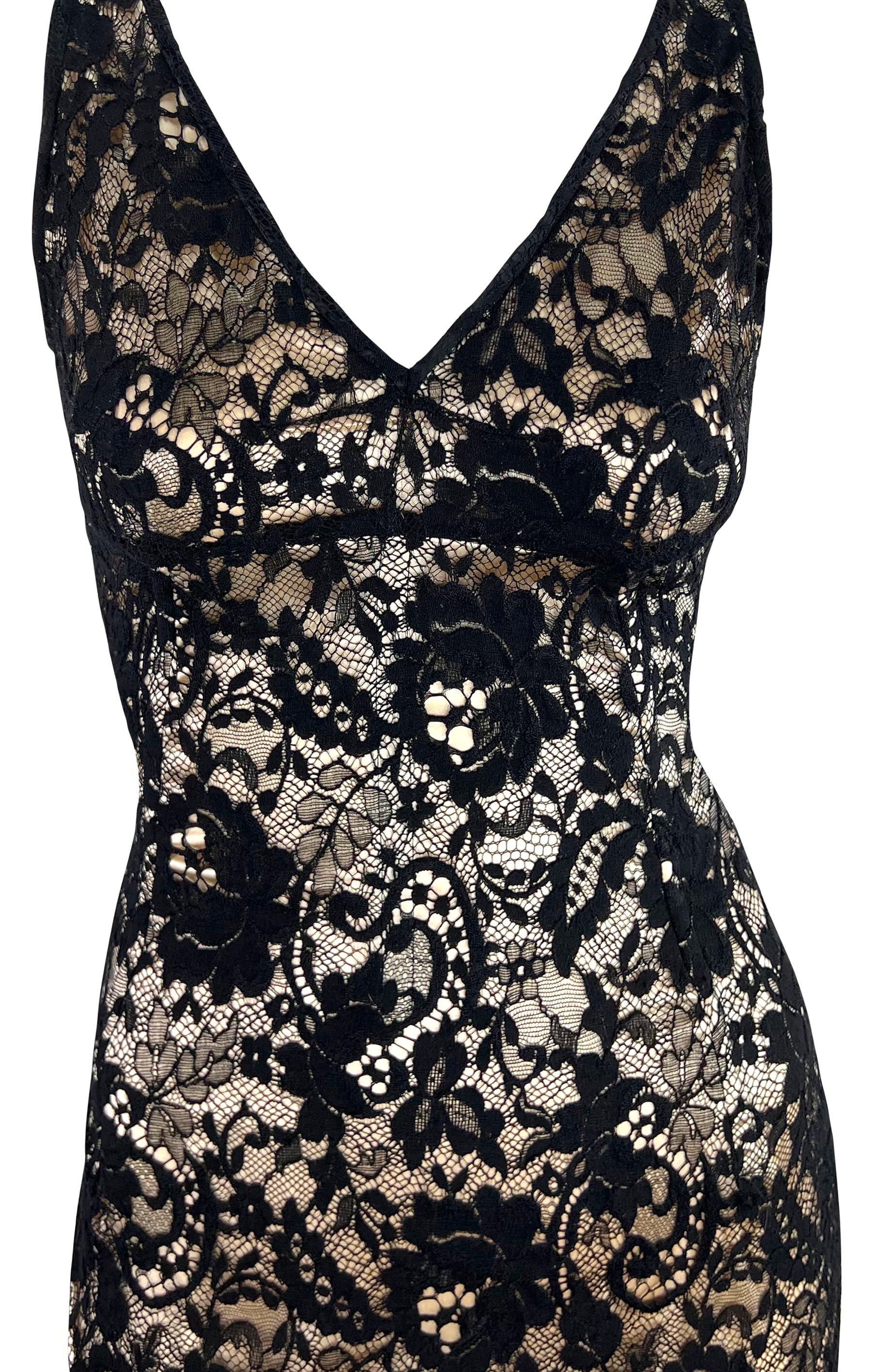 De principios de la década de 2000, este vestido Dolce & Gabbana hasta la rodilla mezcla encaje floral negro sobre satén color champán, creando un elegante básico de armario. El elegante diseño presenta escote en pico, tirantes finos y espalda