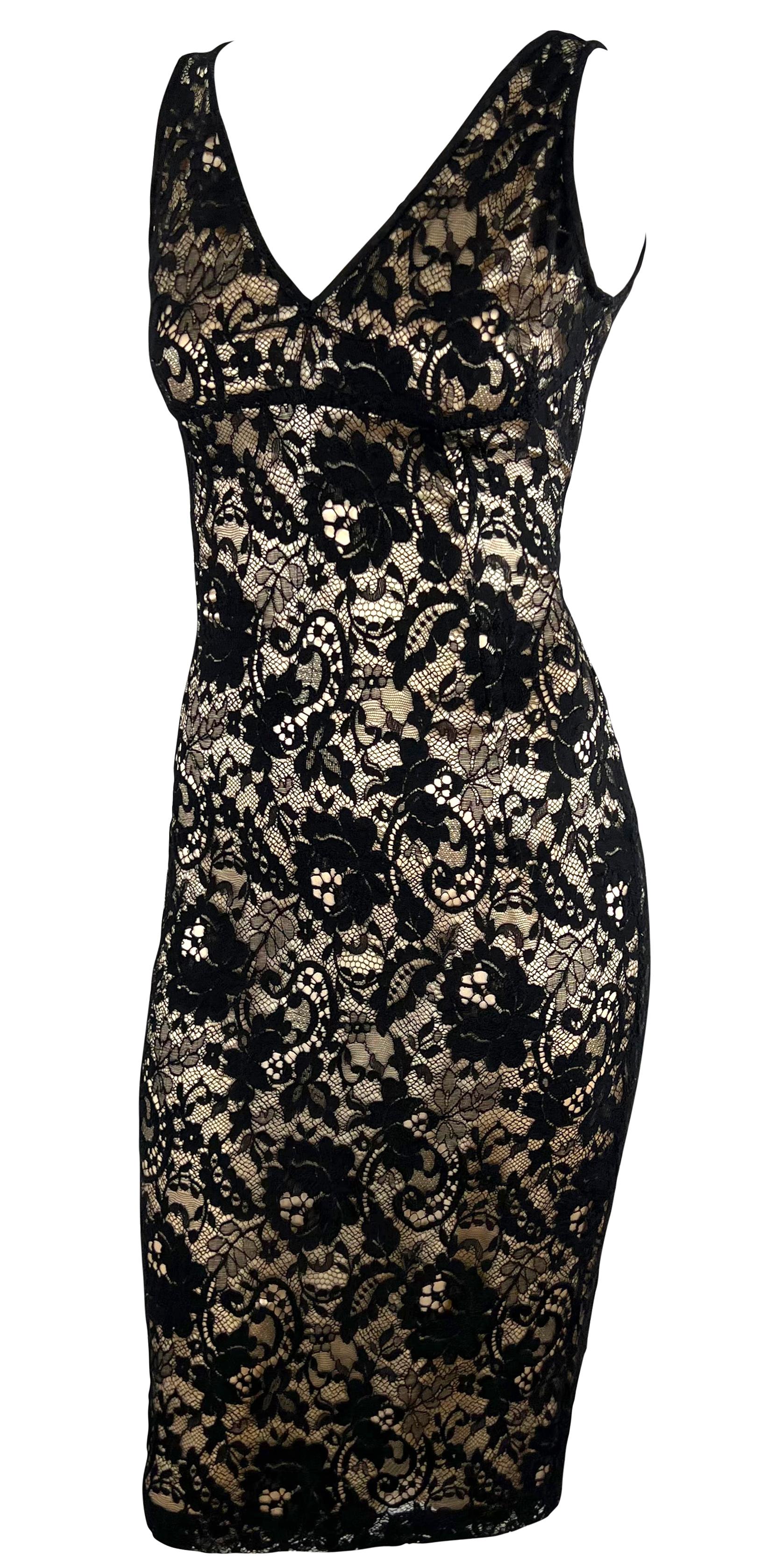 2000s Dolce & Gabbana Vestido sin mangas bodycon de satén beige y encaje negro superpuesto Negro en venta